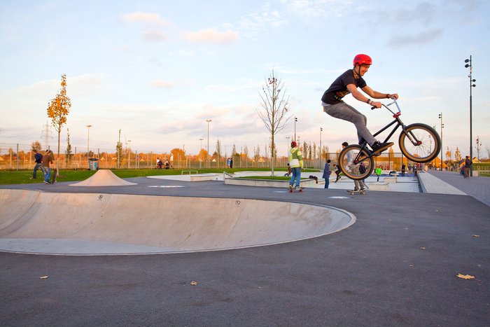 BMX-Fahrer im Skatebereich des Lippeparks Hamm