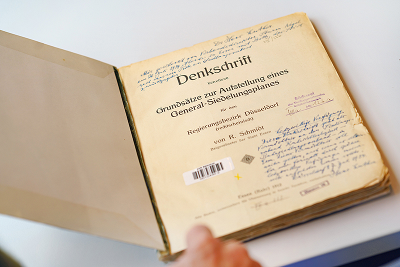 Blick auf die erste Seite der Denkschrift Robert Schmidts mit Archivvermerken.