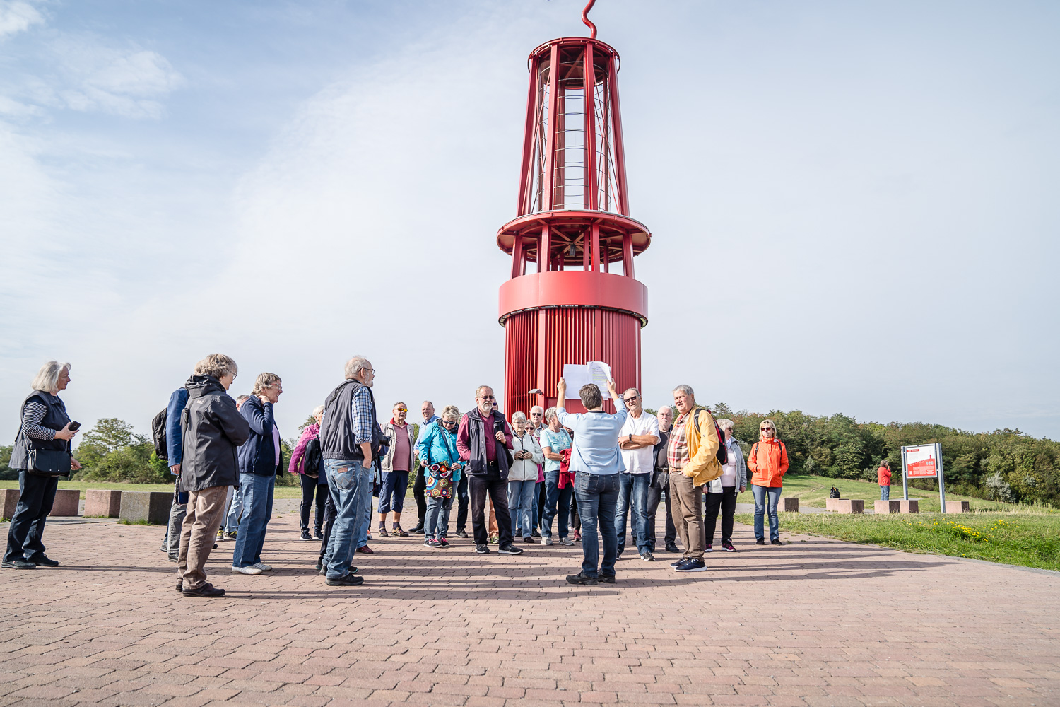 Gruppenreise der Ruhr-Tour unterwegs in Moers auf der Halde Rheinpreußen mit den Geleucht.