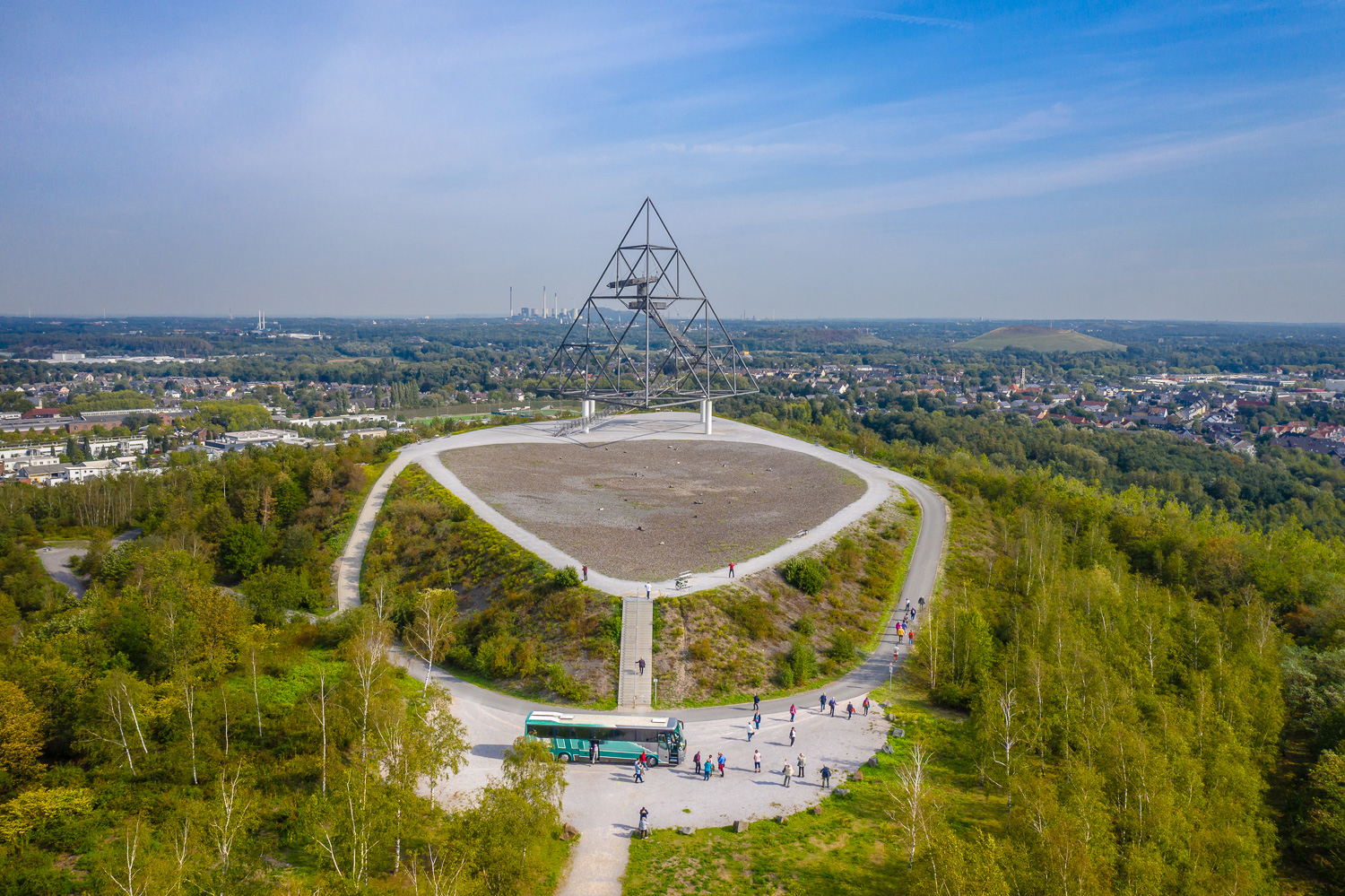 Reisegruppe der Ruhr-Tour unterwegs auf der Halde mit dem Tetraeder in Bottrop.