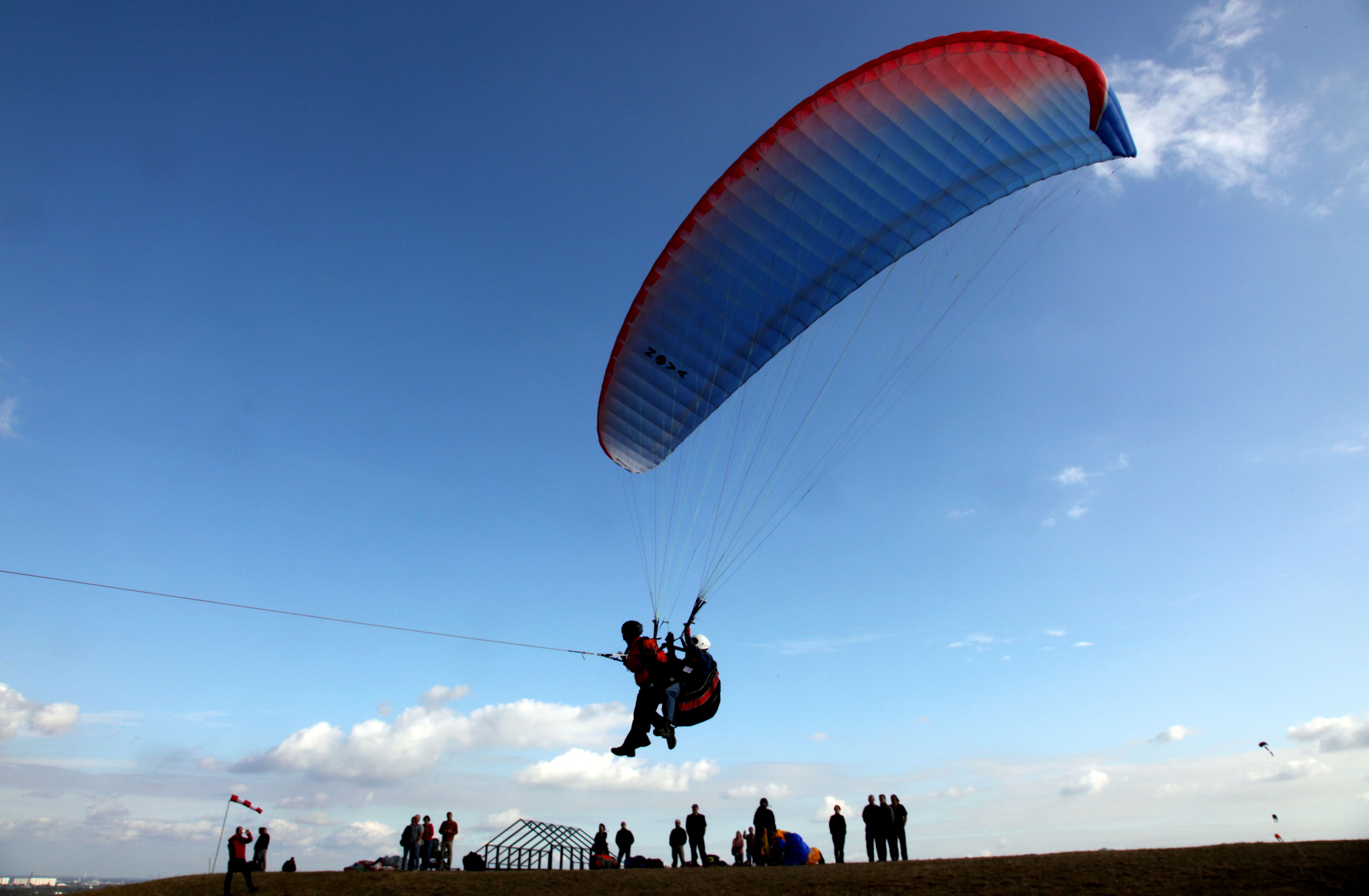 Gleitschirmfliegen auf der Halde Nordeutschland.