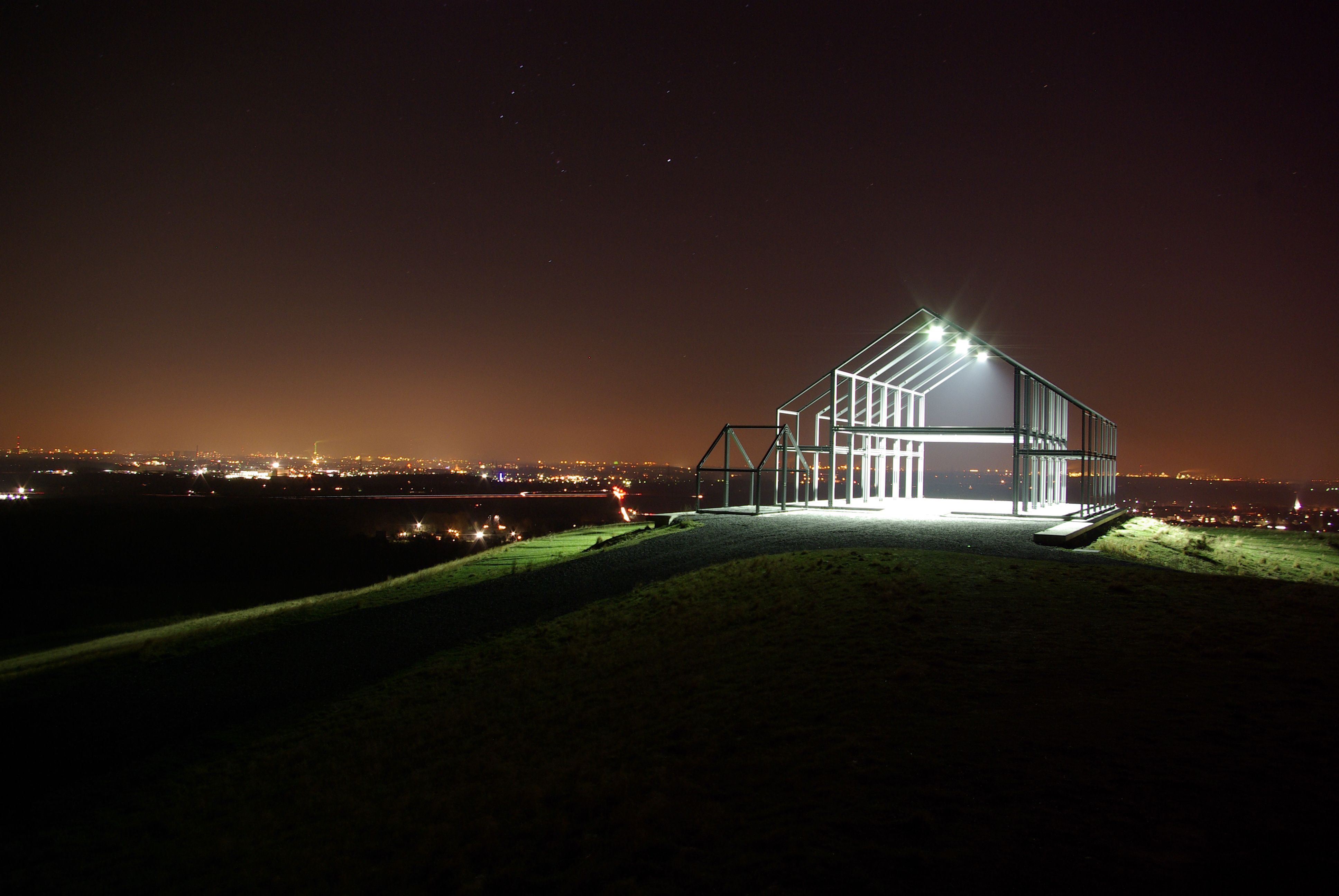 Das Hallenhaus auf der Halde Norddeutschland bei Nacht. 