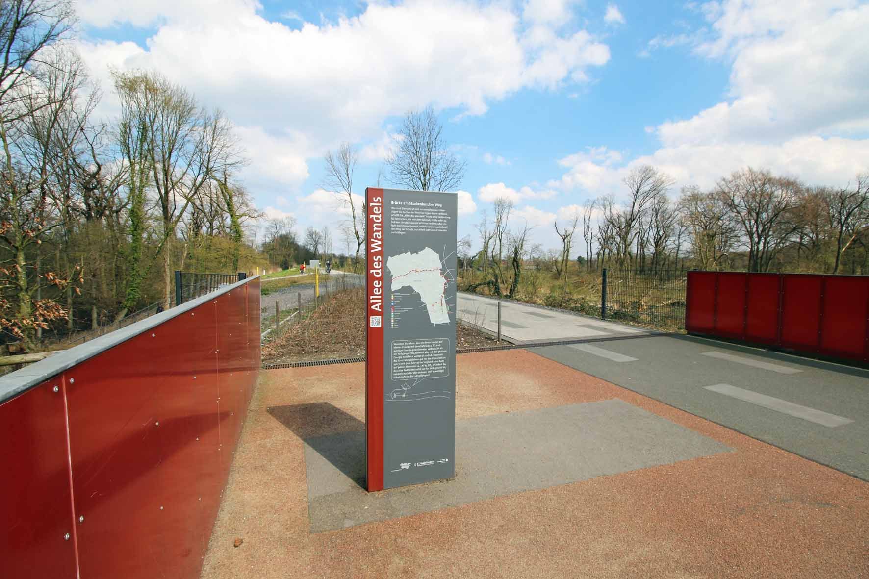 Stele mit Aufschrift "Allee des Wandels" als Beispiel für die besondere Ausschilderung des Radweges.