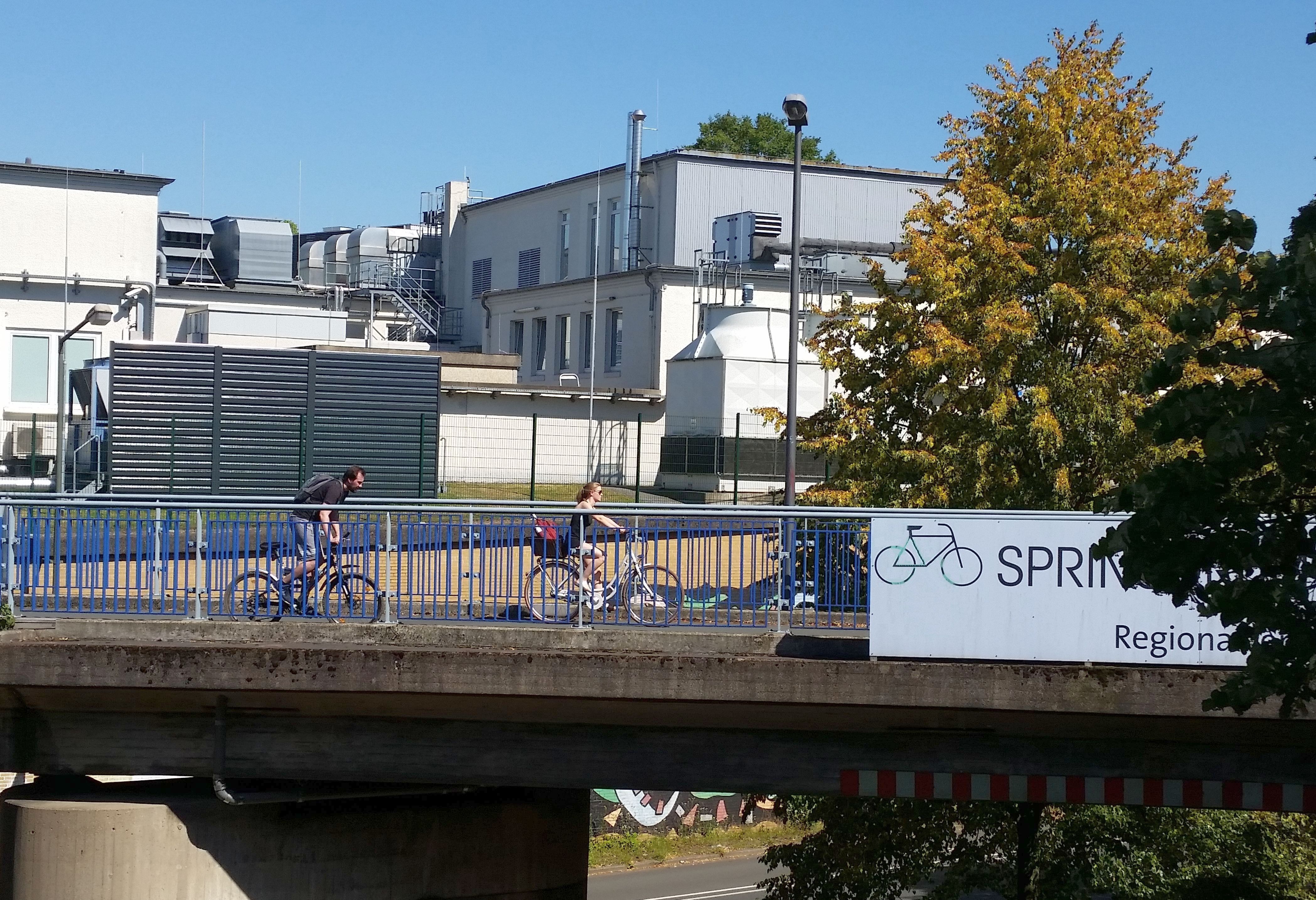 Springorum-Trasse - Radfahrer fahren über eine Brücke.