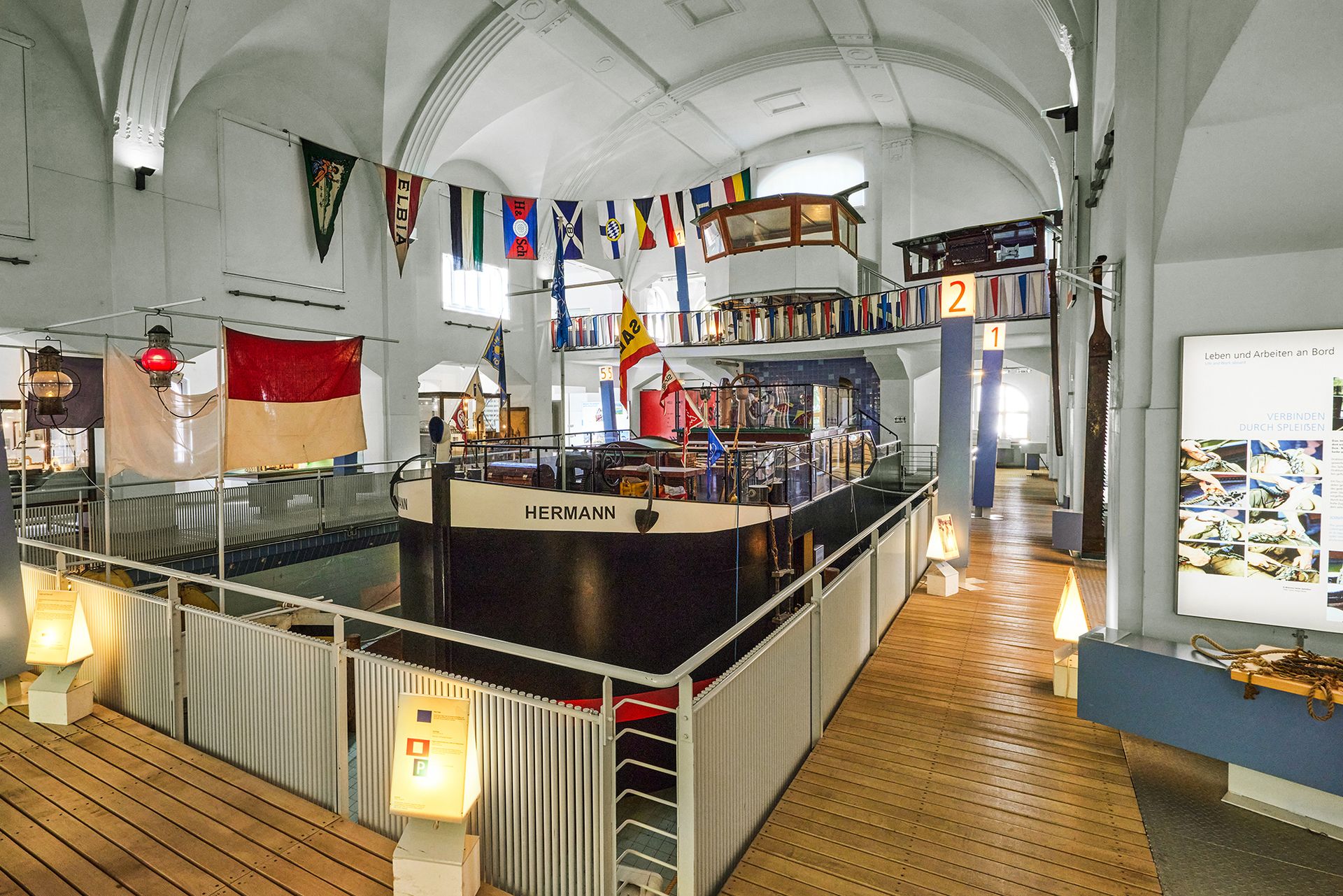 Spielschiff „Hermann“ in der Ausstellungshalle.