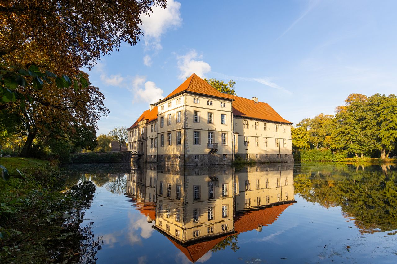 Schloss Strünkede umringt von Wasser und Bäumen.