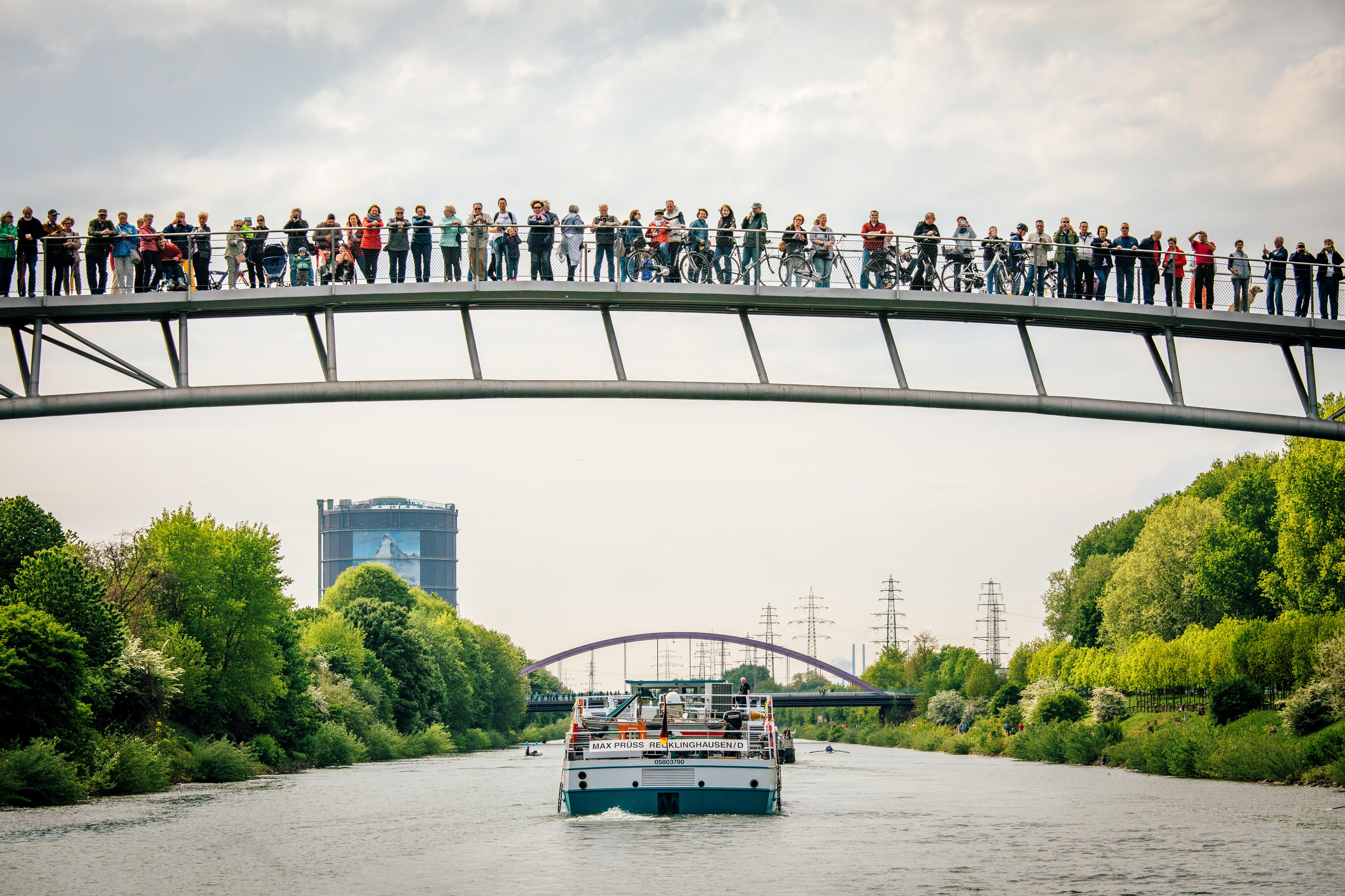 Besucherandrang auf der Ripshorstbrücke bei der Schiffsparade zum Kulturkanal 2017.