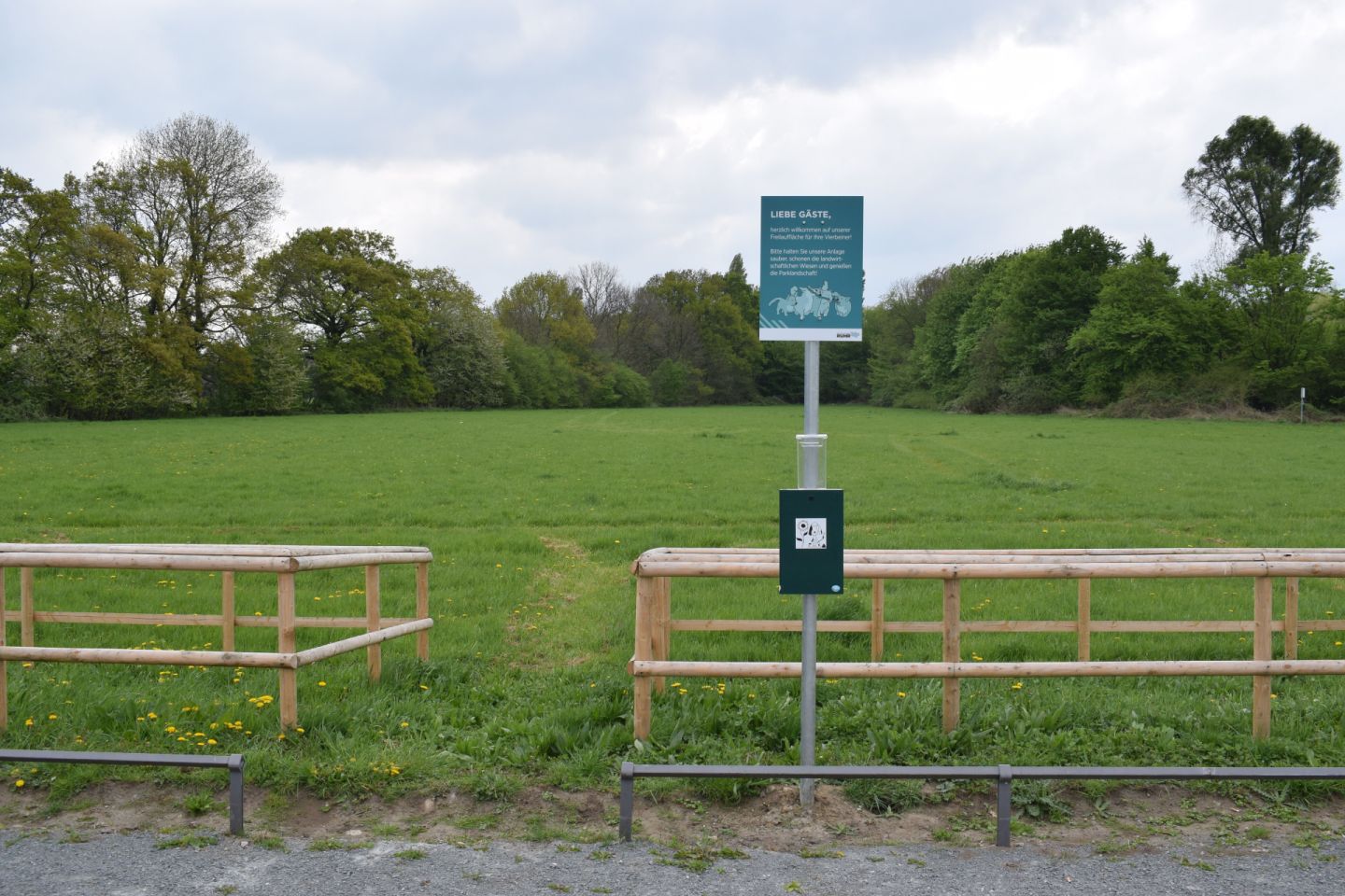 Hier dürfen sich Hunde frei bewegen - Hundefreilauffläche am RVR-Besucherzentrum Haus Ripshorst in Oberhausen.