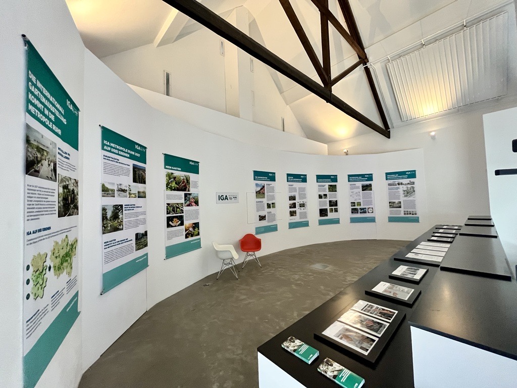 Zum Artikel IGA-Ausstellung am Haus Ripshorst, das Foto zeigt eine Ausstellungshalle mit Motiven zur IGA.