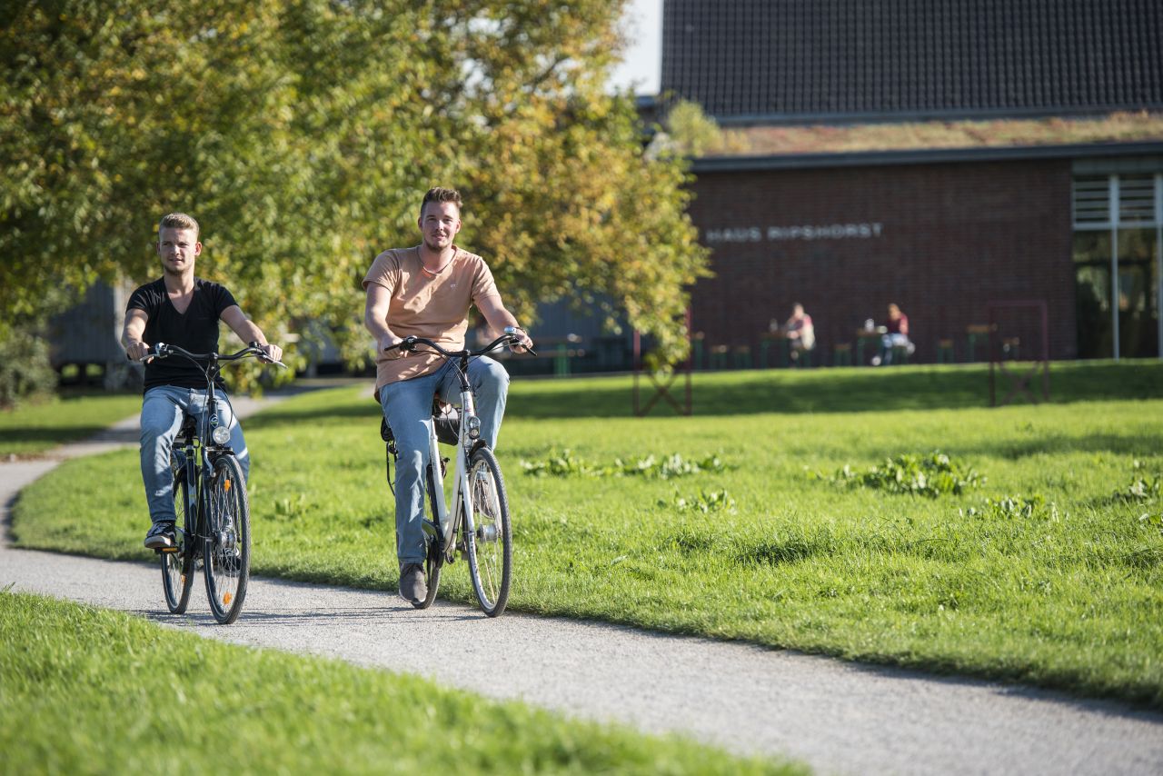 Radfahrer am Haus Ripshorst.
