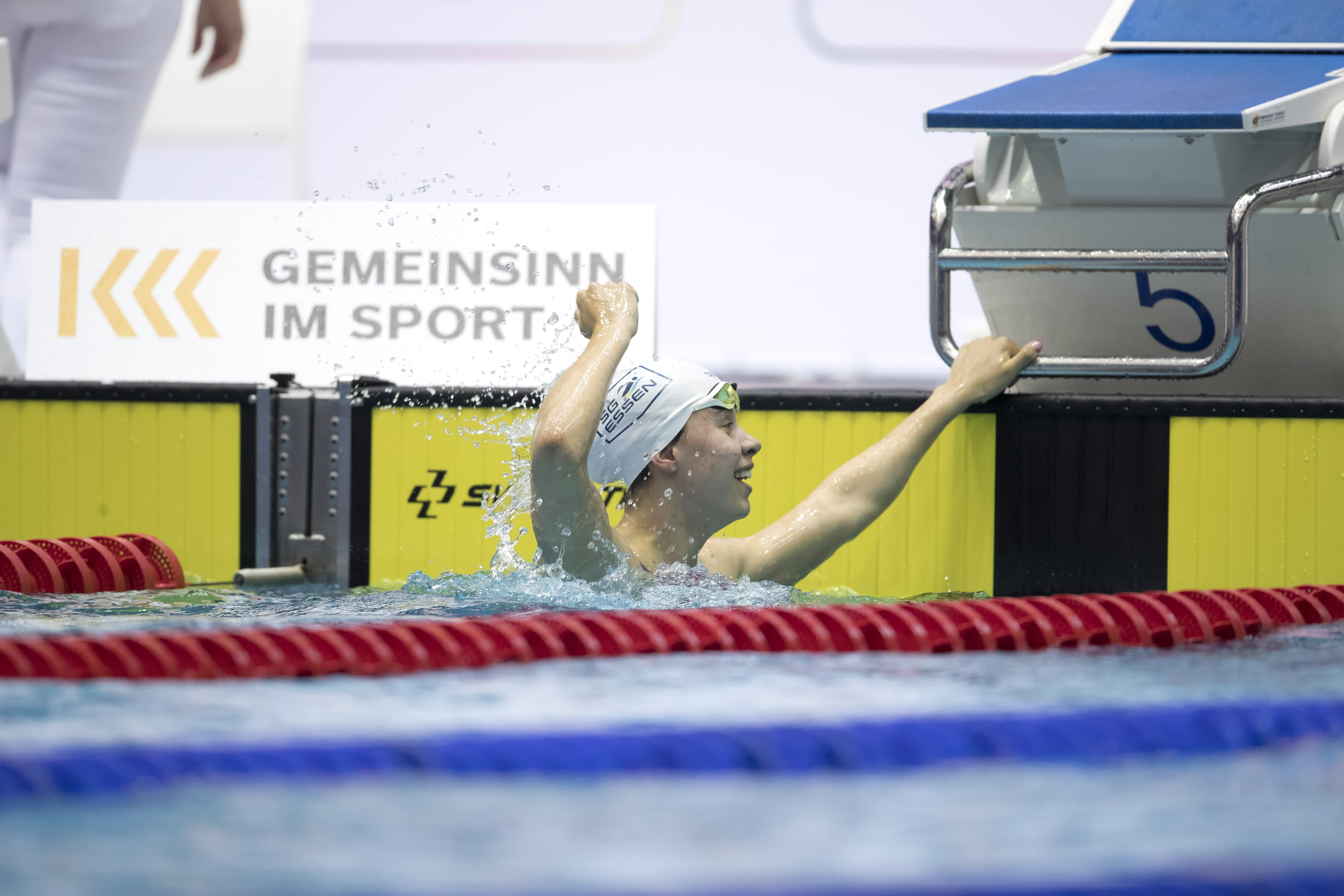 Person schwimmt im Becken.