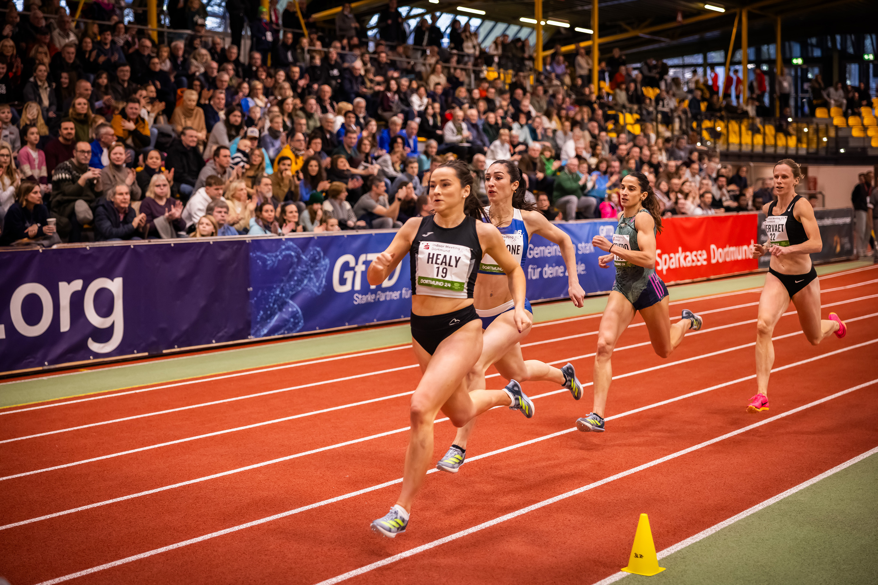 Laufbahn mit Läuferinnen.