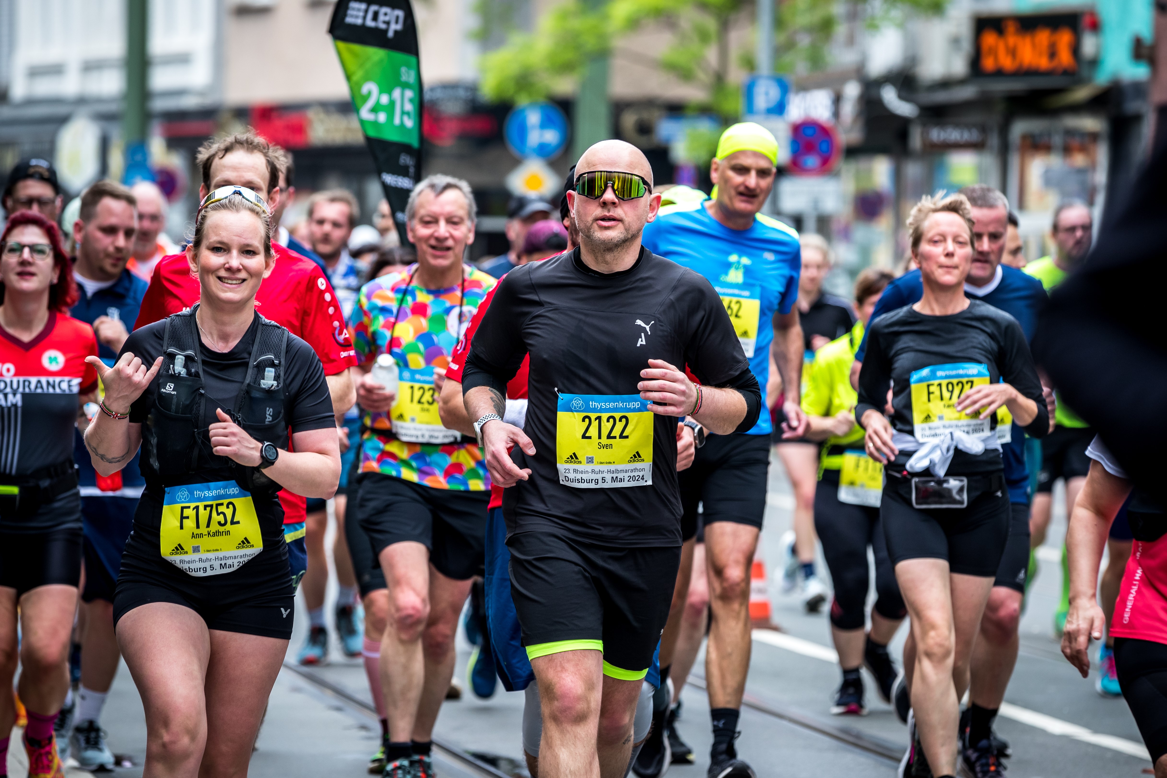Zahlreiche Läuferinnen und Läufer auf einer Straß0e.