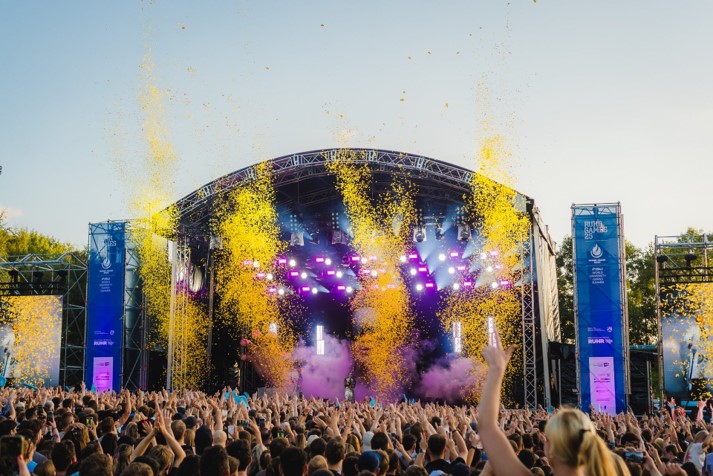 Große Open Air Bühne mit Zuschauern davor.