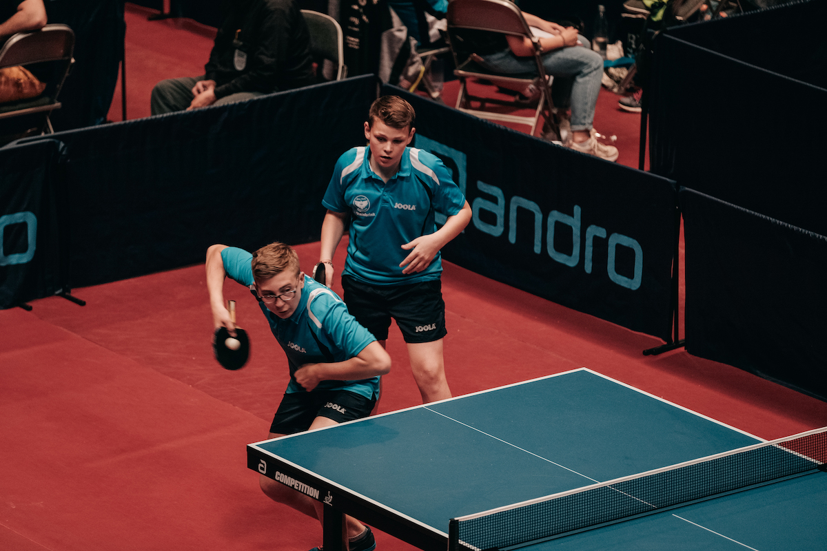 Zwei Tischtennisspieler beim Turnier bei den Ruhr Games 2019 im Landschaftspark Duisburg-Nord.