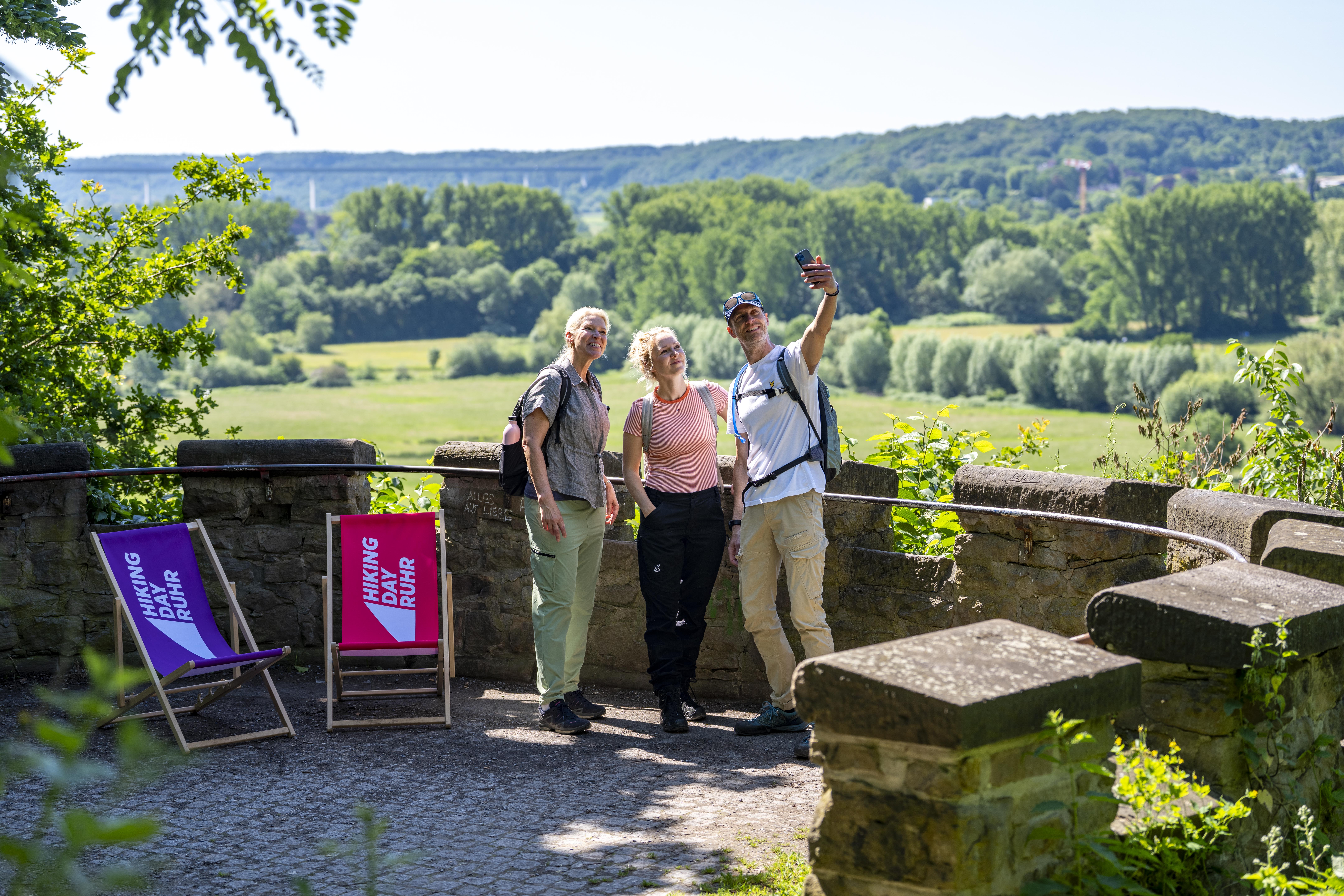 Hiking Day Ruhr 2026 Drei Personen machen vor einem Panorama ein Selfie.
