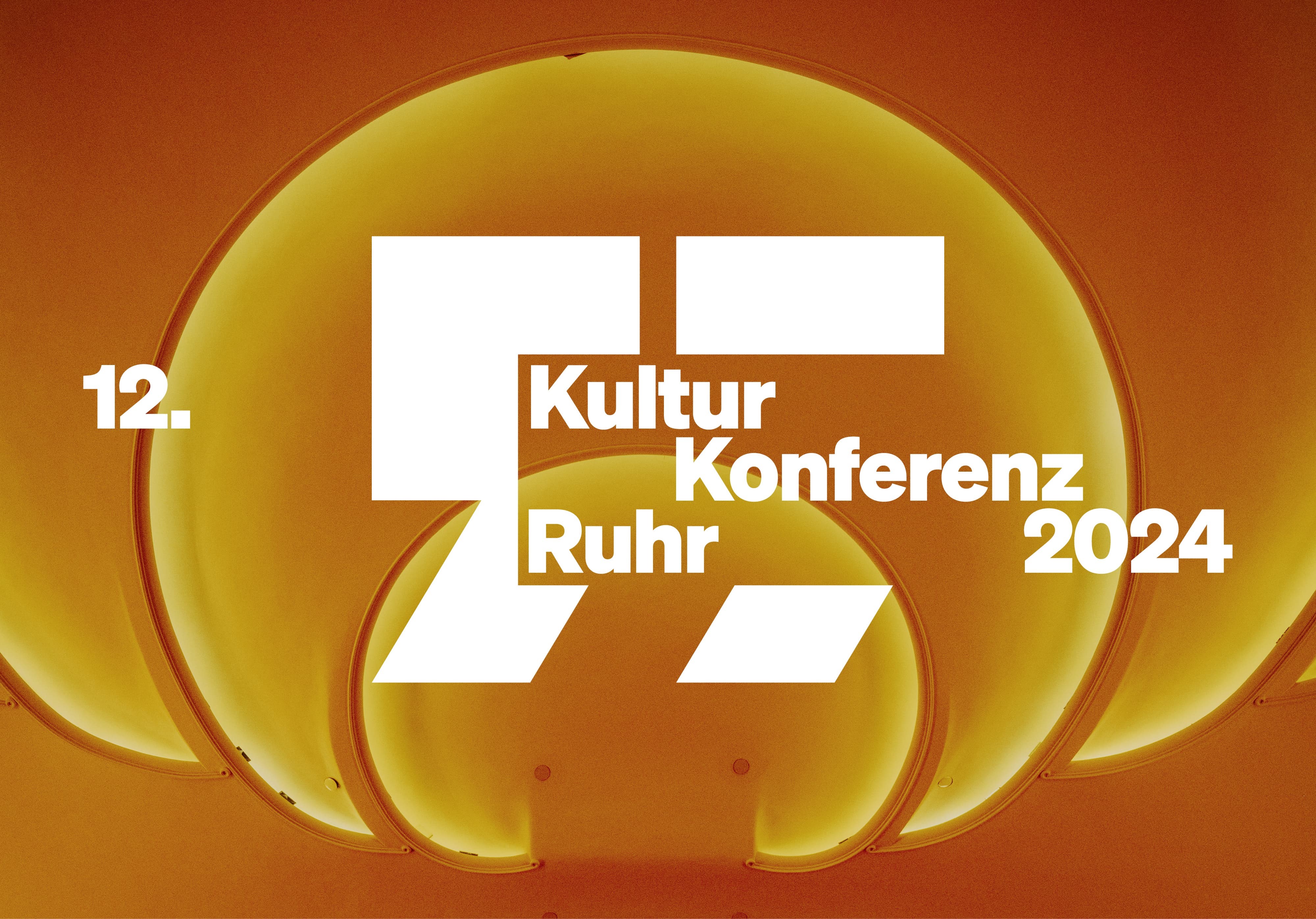 Schriftzug Kulturkonferenz Ruhr 2024 auf goldenem Hintergrund.