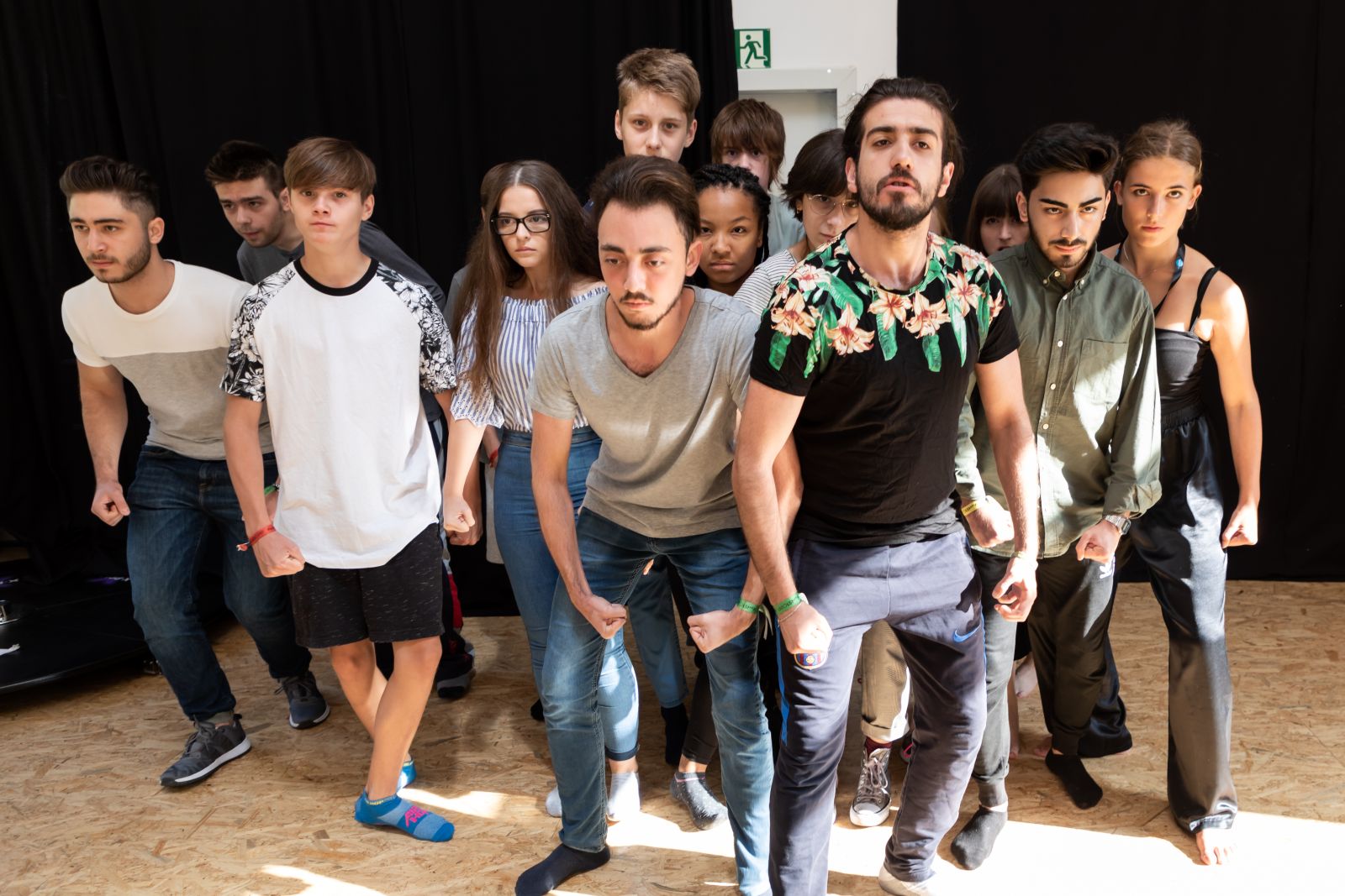 Gruppe tritt geschlossen nach vorne beim Workshop Schauspiel.