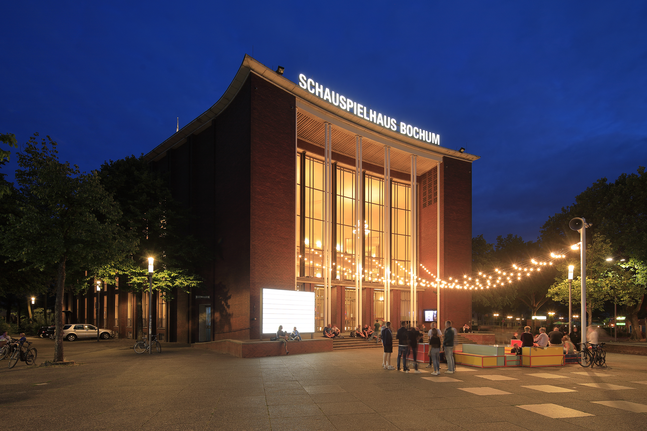 Schauspielhaus Bochum am Abend.