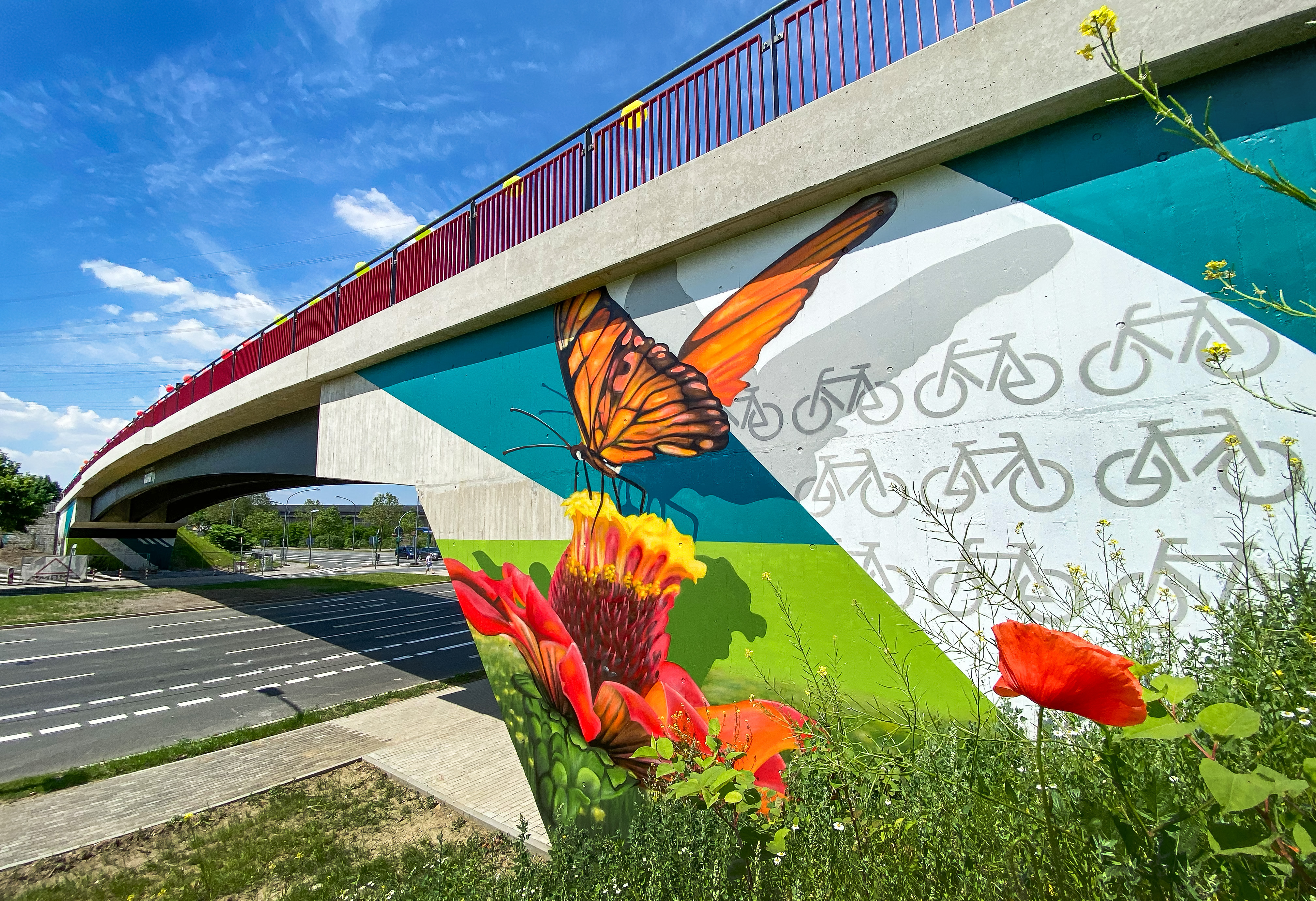 Künstlerisches Graffiti an der neu eröffneten Brücke für den Radschnellweg RS1 über den Berthold-Beitz-Boulevard in Essen im Juni 2021.