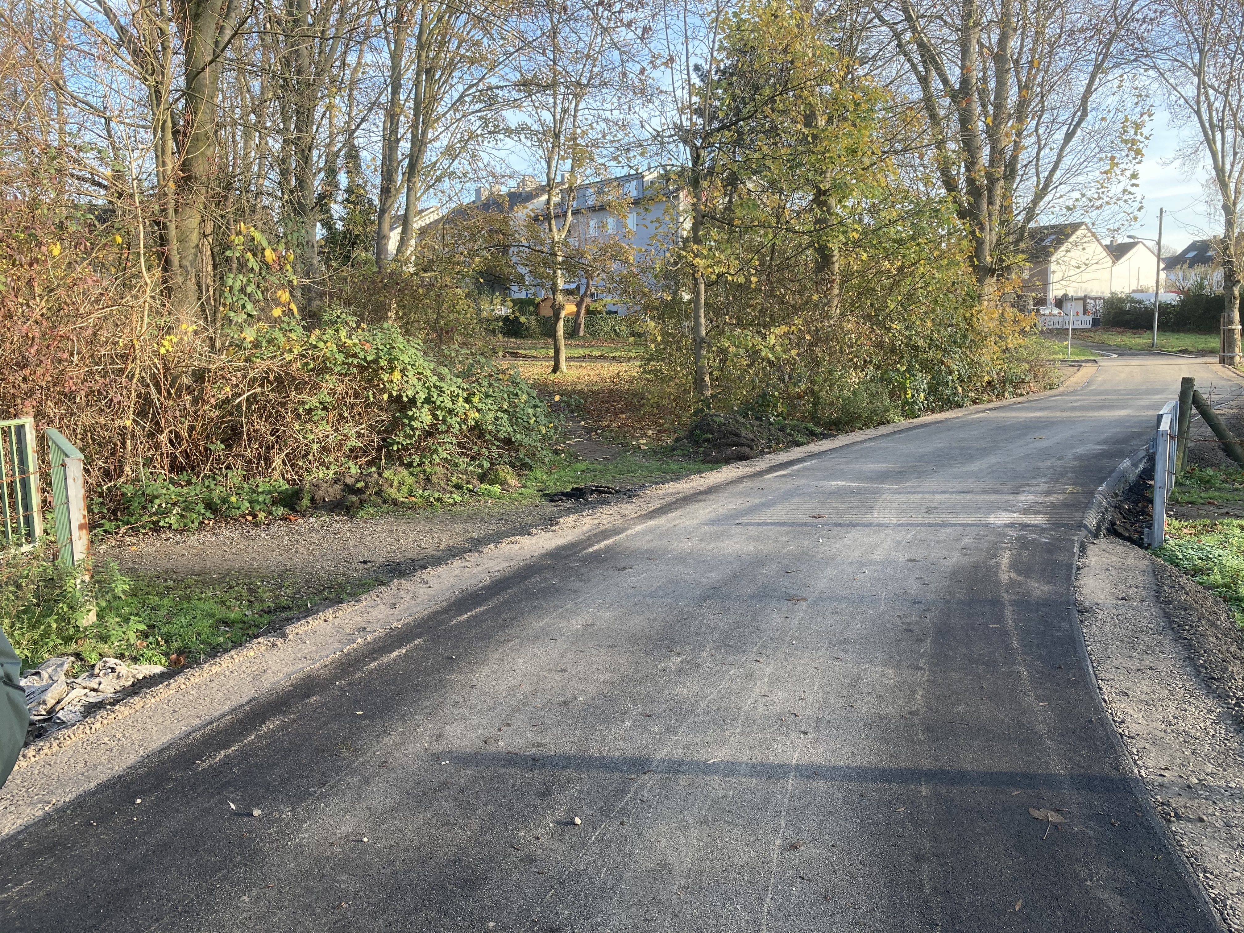 Das Teilstück des Emscher Park Radweges in Bochum zwischen Poststraße und Sechs-Brüder-Straße hat eine neue Asphaltdecke erhalten. Randmarkierungen folgen.