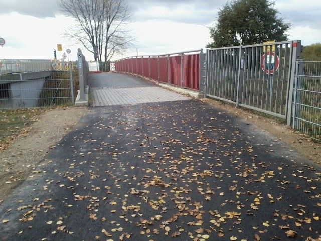 Erzbahntrasse: Der Anschluss an die Brücke über den Hüller Bach an der Grimbergstraße in Gelsenkirchen, 2016