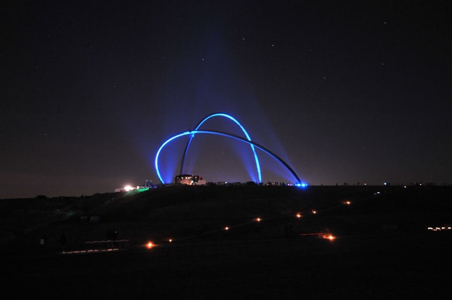 Halde Hoheward mit beleuchtetem Horizontobservatorium bei Nacht. 