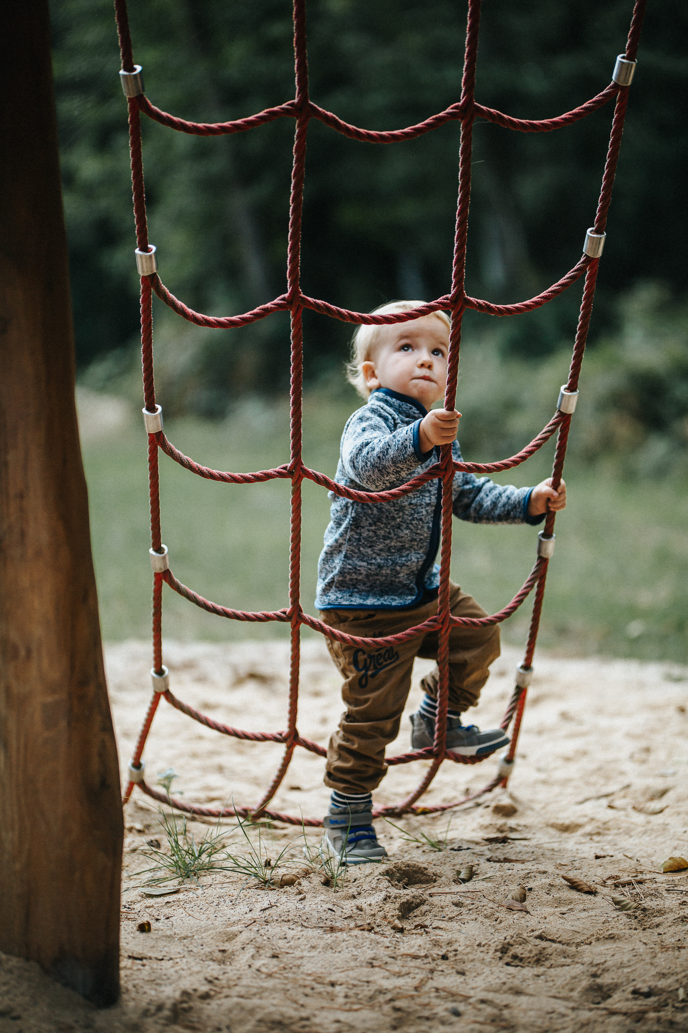 Kletternetz auf dem Waldspielplatz