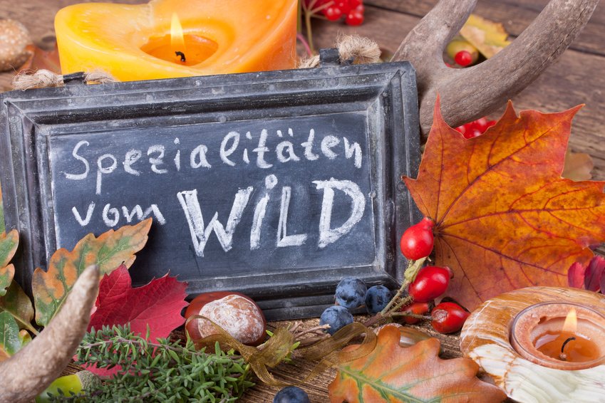 Handbeschriebener Aufsteller mit herbstlicher Tischdeko.