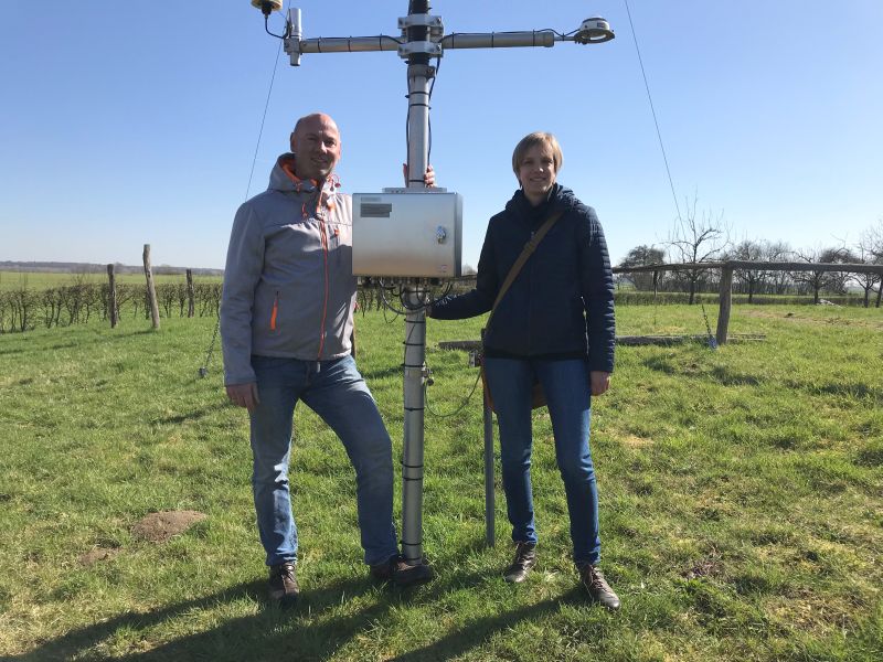 RVR-Klimatologin Astrid Snowdon-Mahnke und Ökologe Dirk Janzen an der Klimamessstation am Naturforum Bislicher Insel.