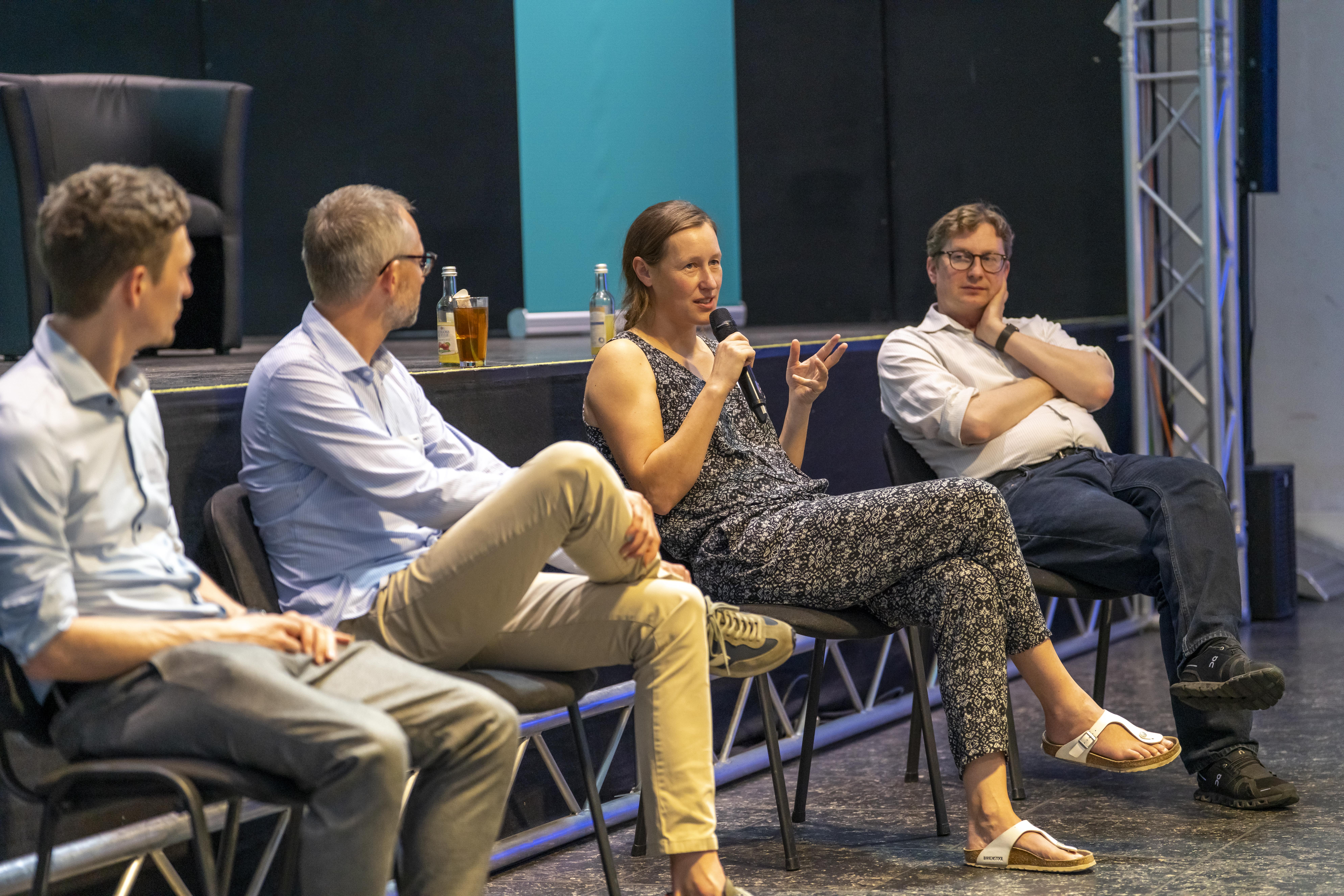 Vier Kommunikationsexperten haben im Format der Fish Bowl mit der Teilnehmenden über verschiedene Themen diskutiert 
