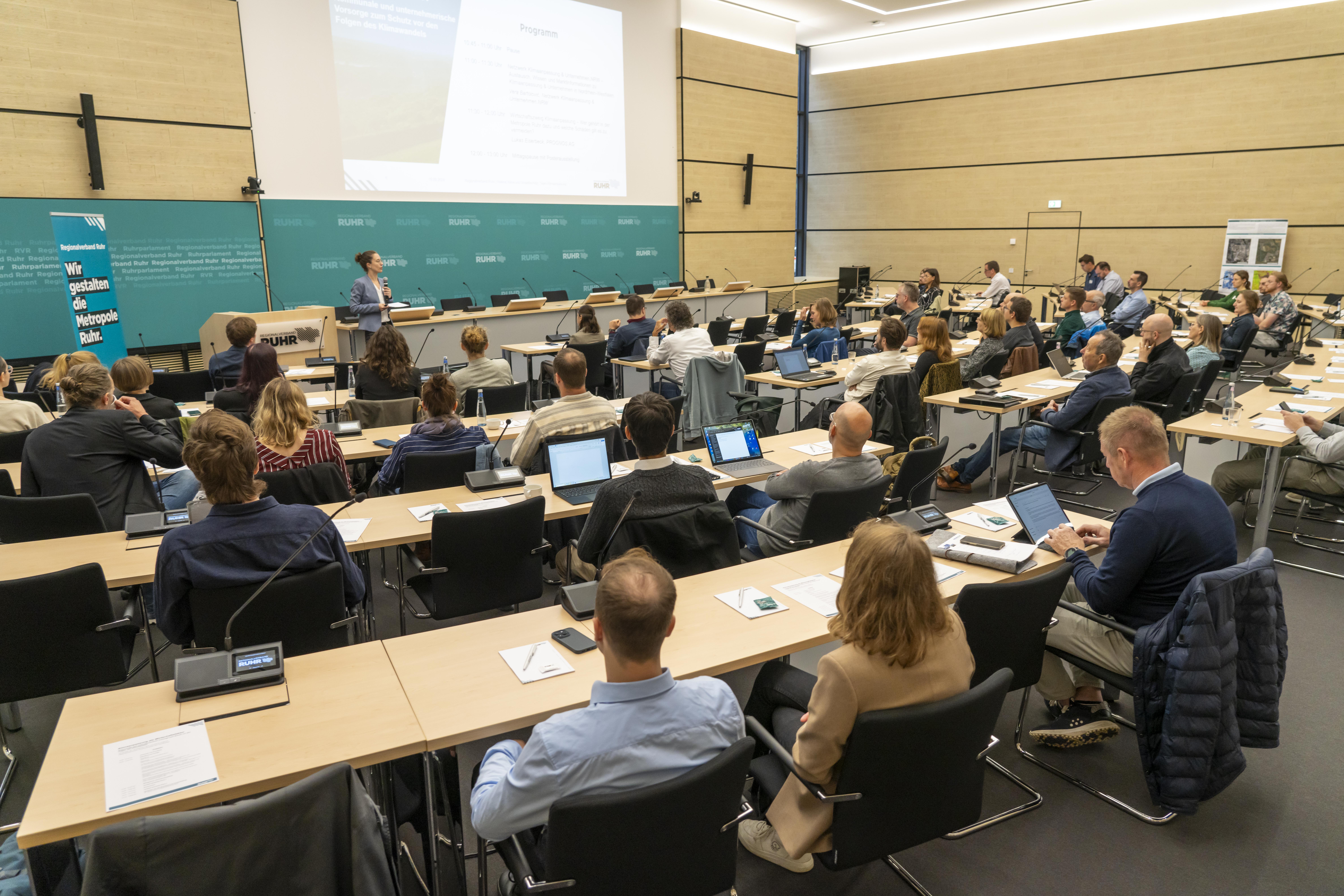 Blick ins Plenum während des Vortragsteil des Forums Klimaanpassung 2024