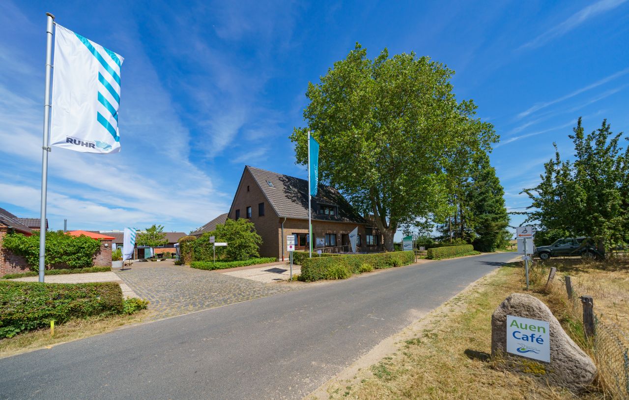 Ansicht des RVR-Naturforums Bislicher Insel von der Straße aus.