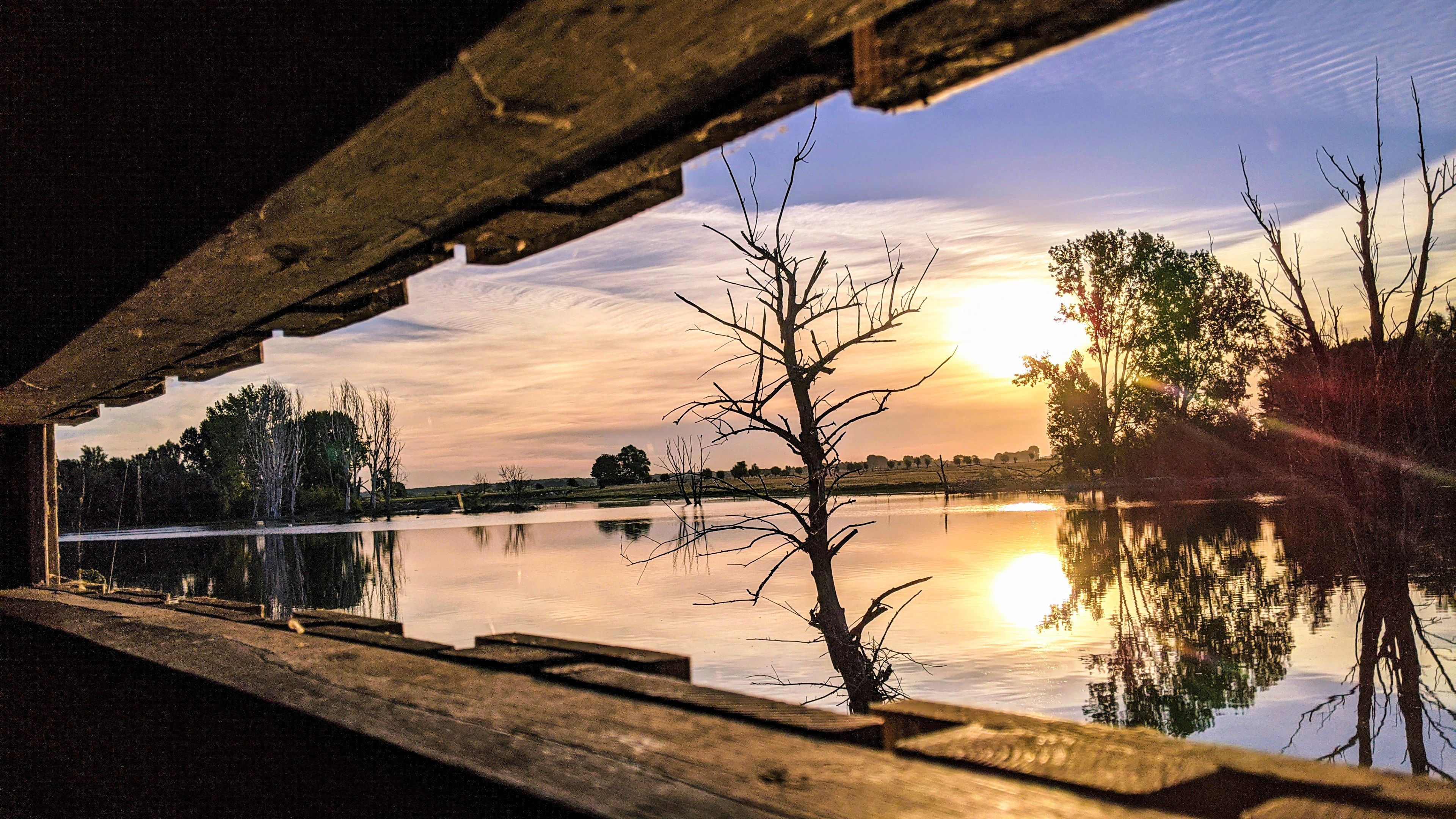 Idyllische Ansicht der Beobachtungshütte Bislicher Insel