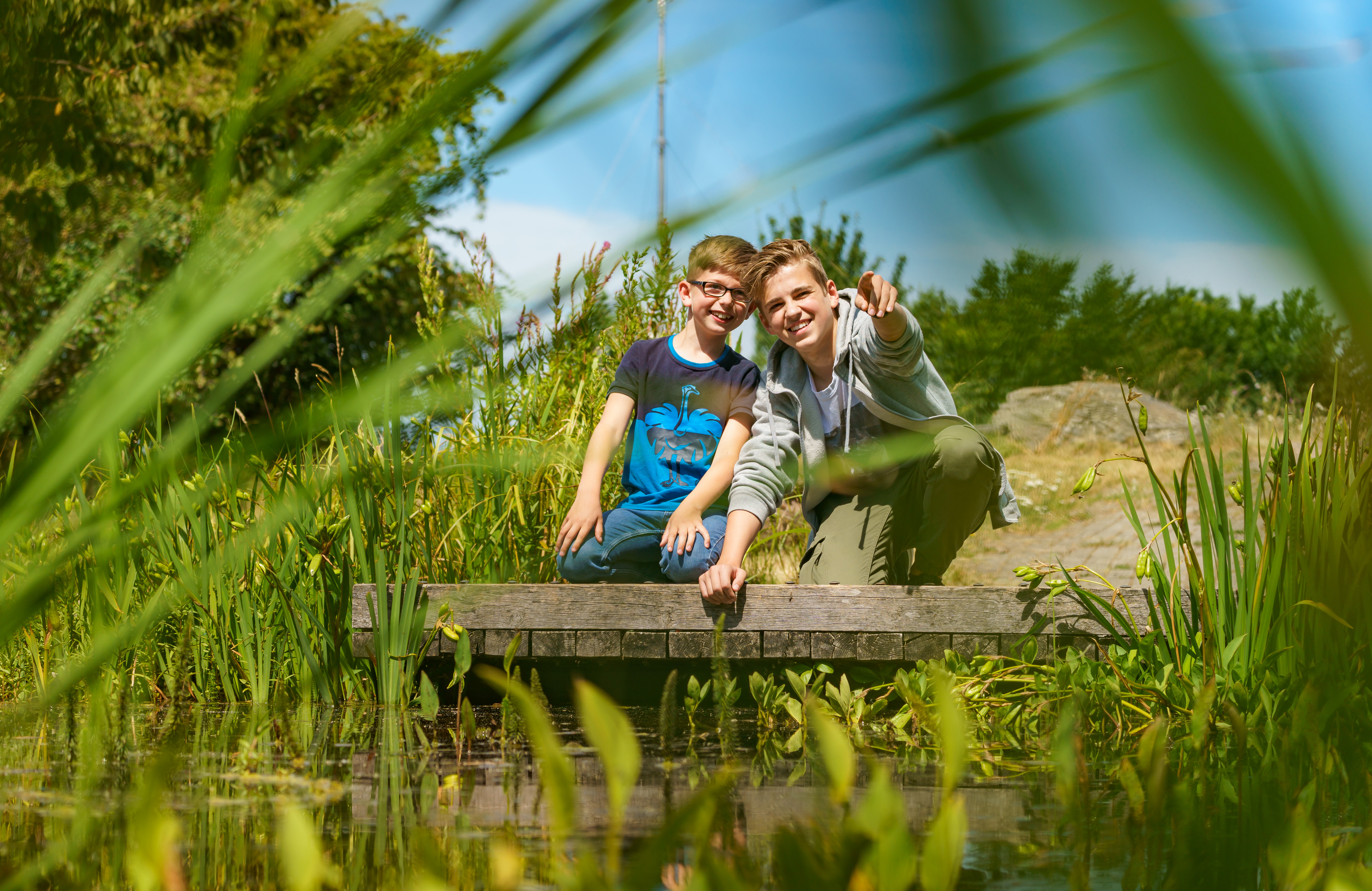 Zwei Jungs auf Entdeckungstour auf der Bislicher Insel in Xanten.