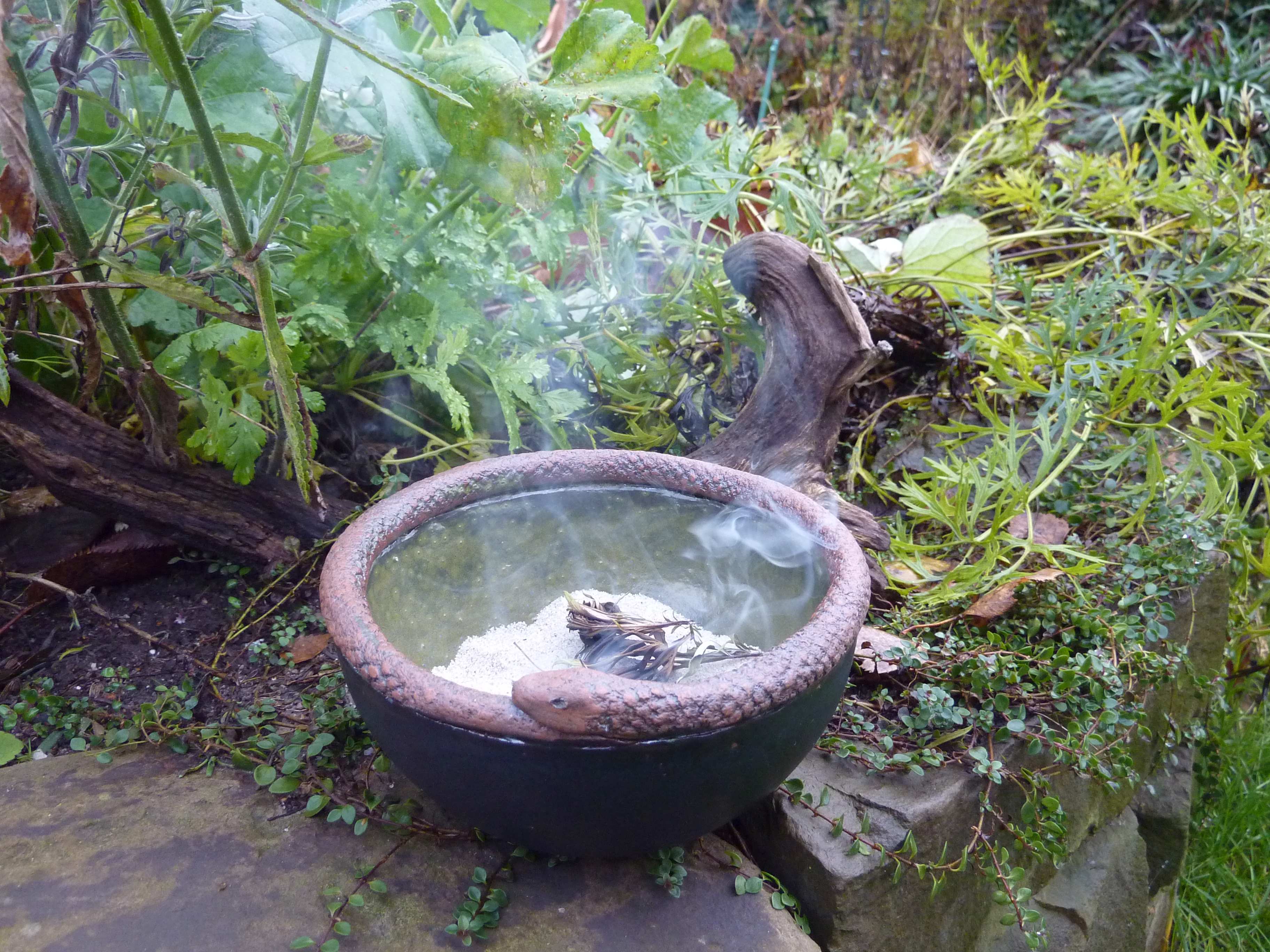 Schale mit Räucherkräutern