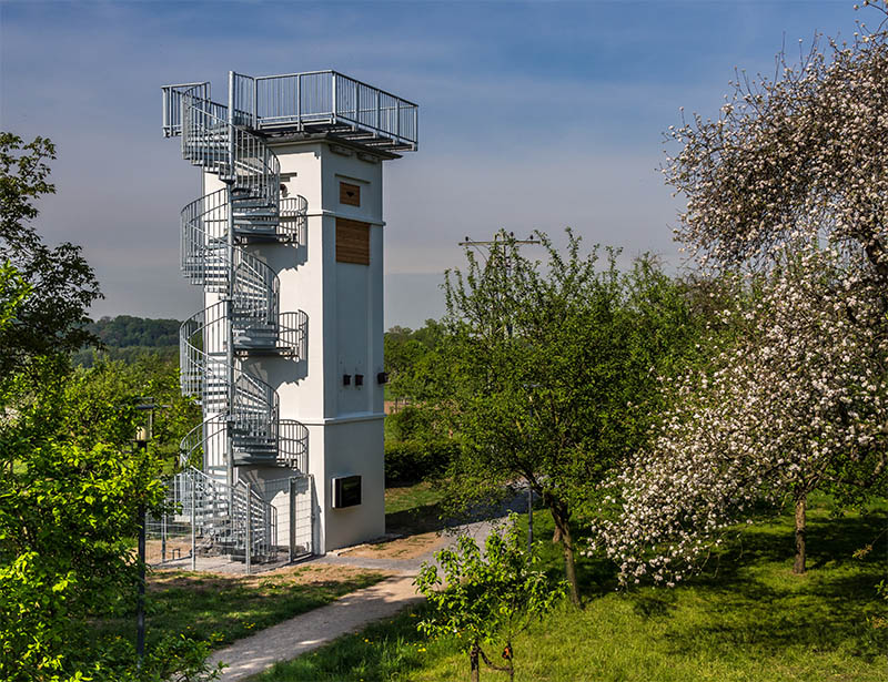 Der Artenschutzturm bietet unterschiedlichen Bewohnern Rückzugsmöglichkeiten. 