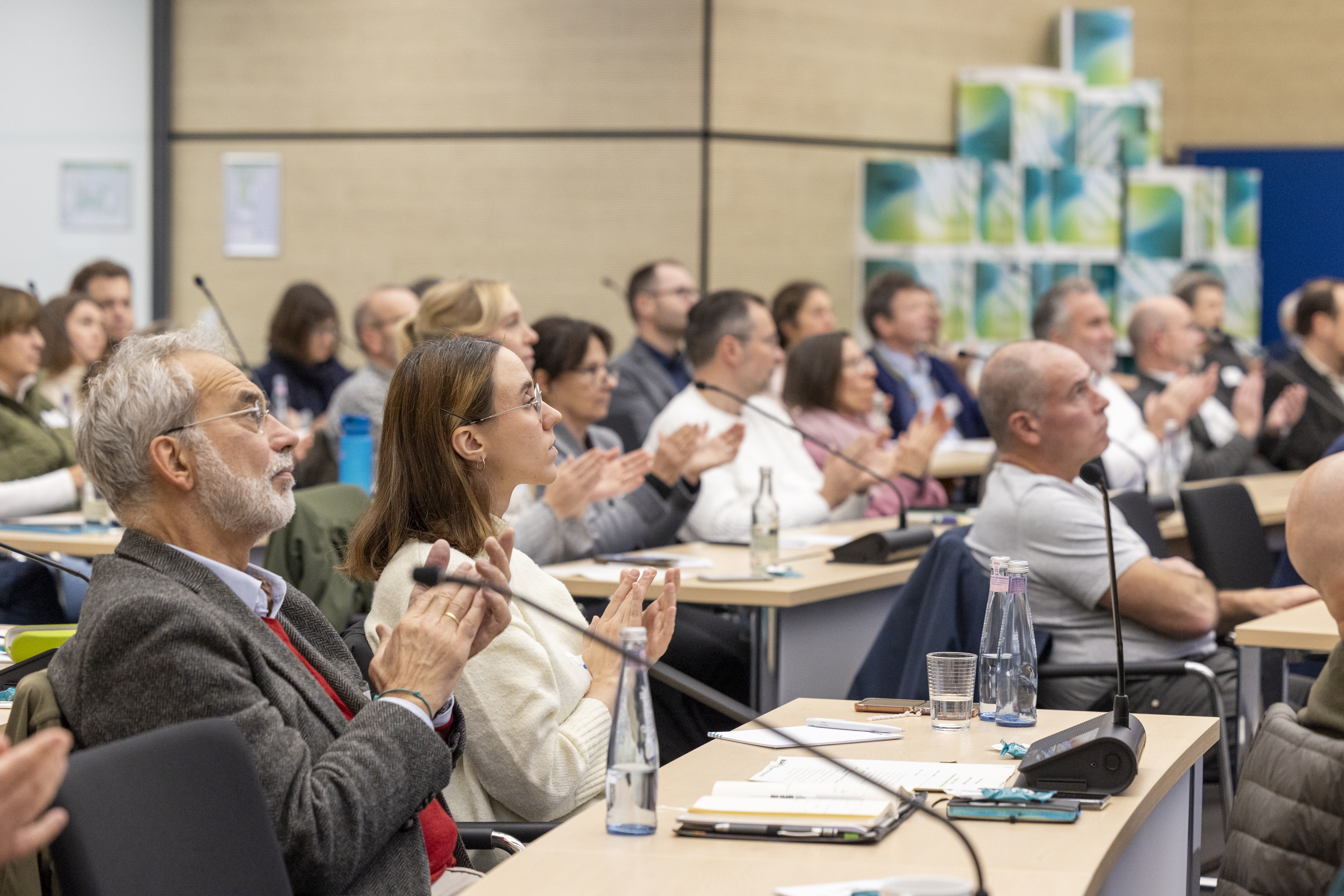 Applaudierendes Publikum beim Runden Tisch Biodiversität