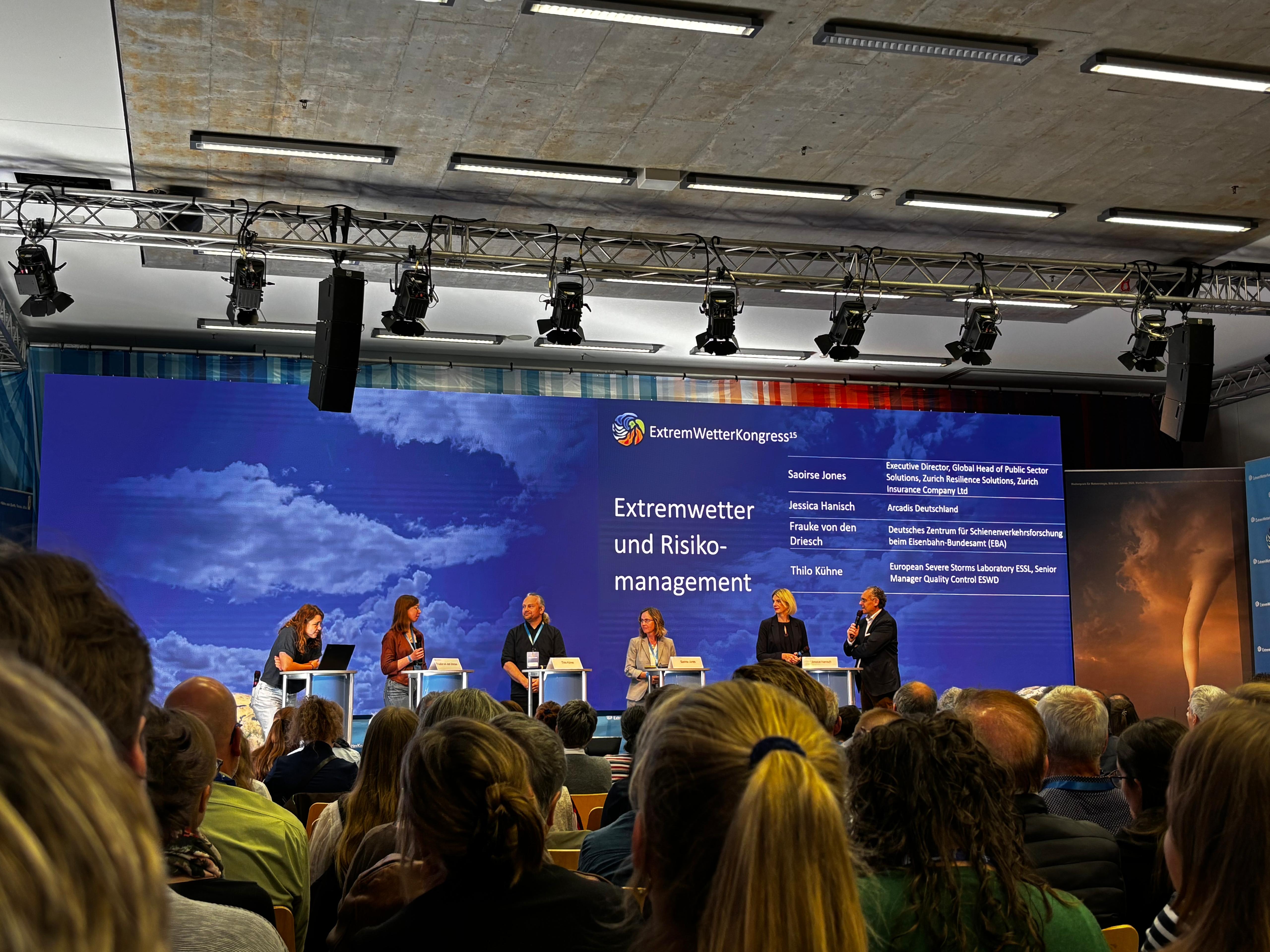 Podiumsdiskussion während des ExtremWetterKongress 2025.