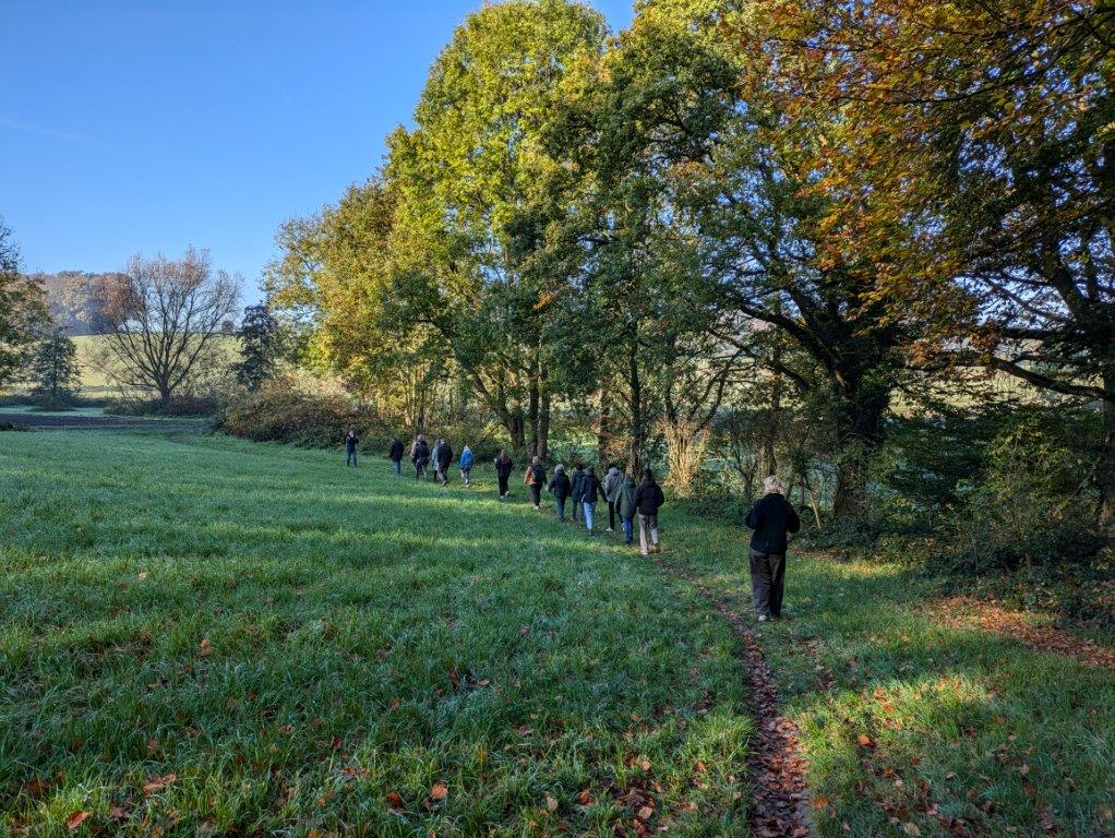 Teilnehmende auf Exkursion durch den Grünzug E
