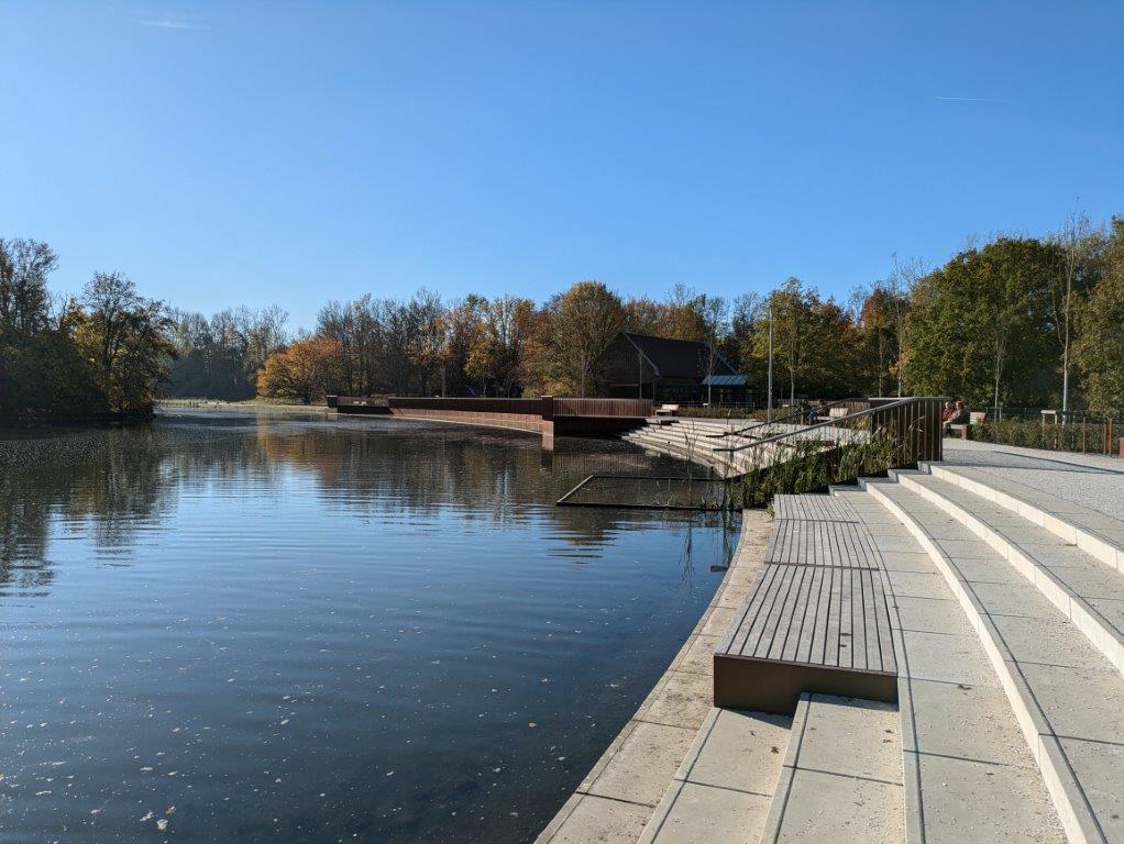 Sitzgelegenheiten mit Blick auf den Ümminger See
