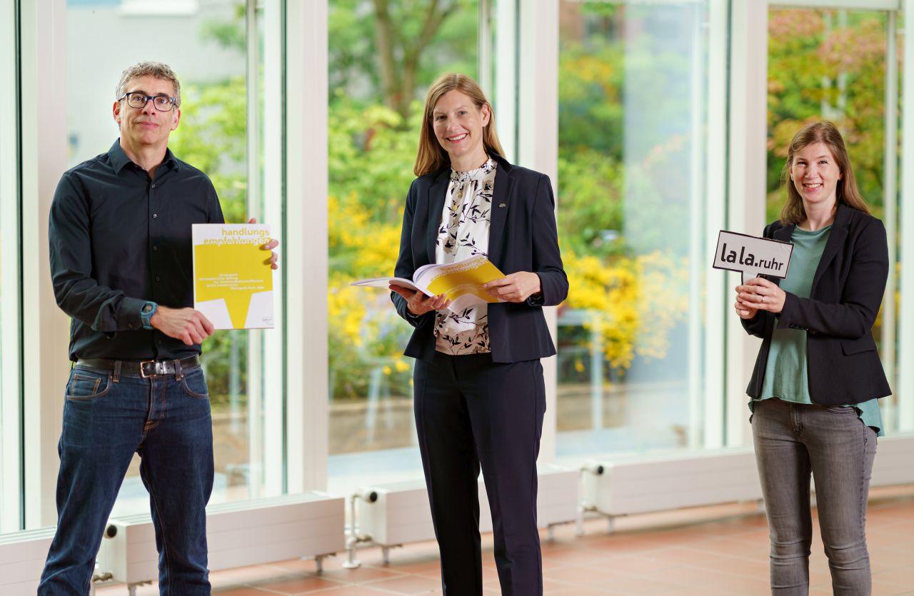 Übergabe der Handlungsempfehlungen aus dem Projekt lala.ruhr an den Kooperationspartner Regionalverband Ruhr RVR durch Melanie Kemner und Sebastian Schlecht. 