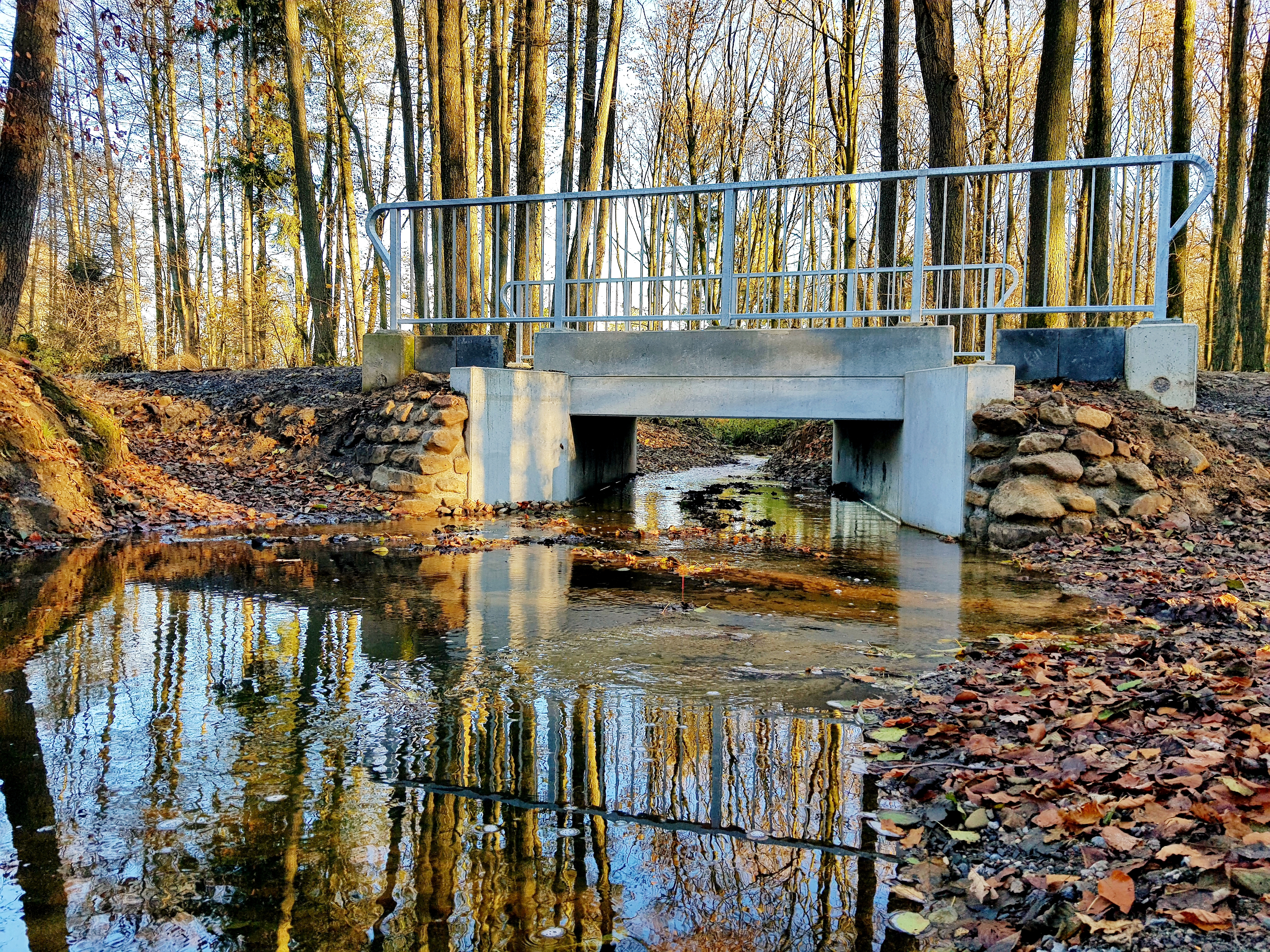 Blick auf eine Brücke über den Rotbach in Mülheim