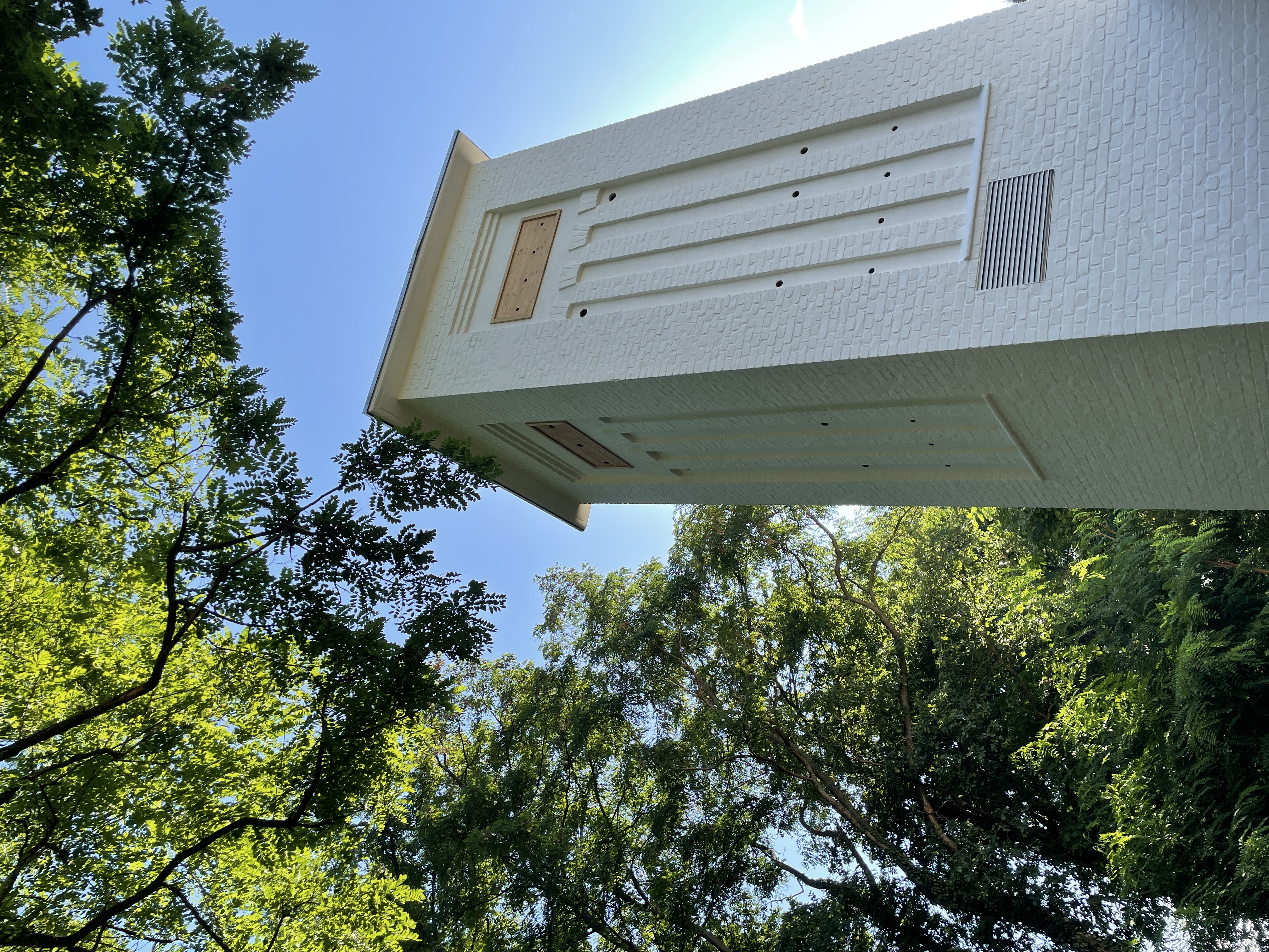 Blick auf den ausgebauten Trafoturm im Baerler Busch aus der Froschperspektive
