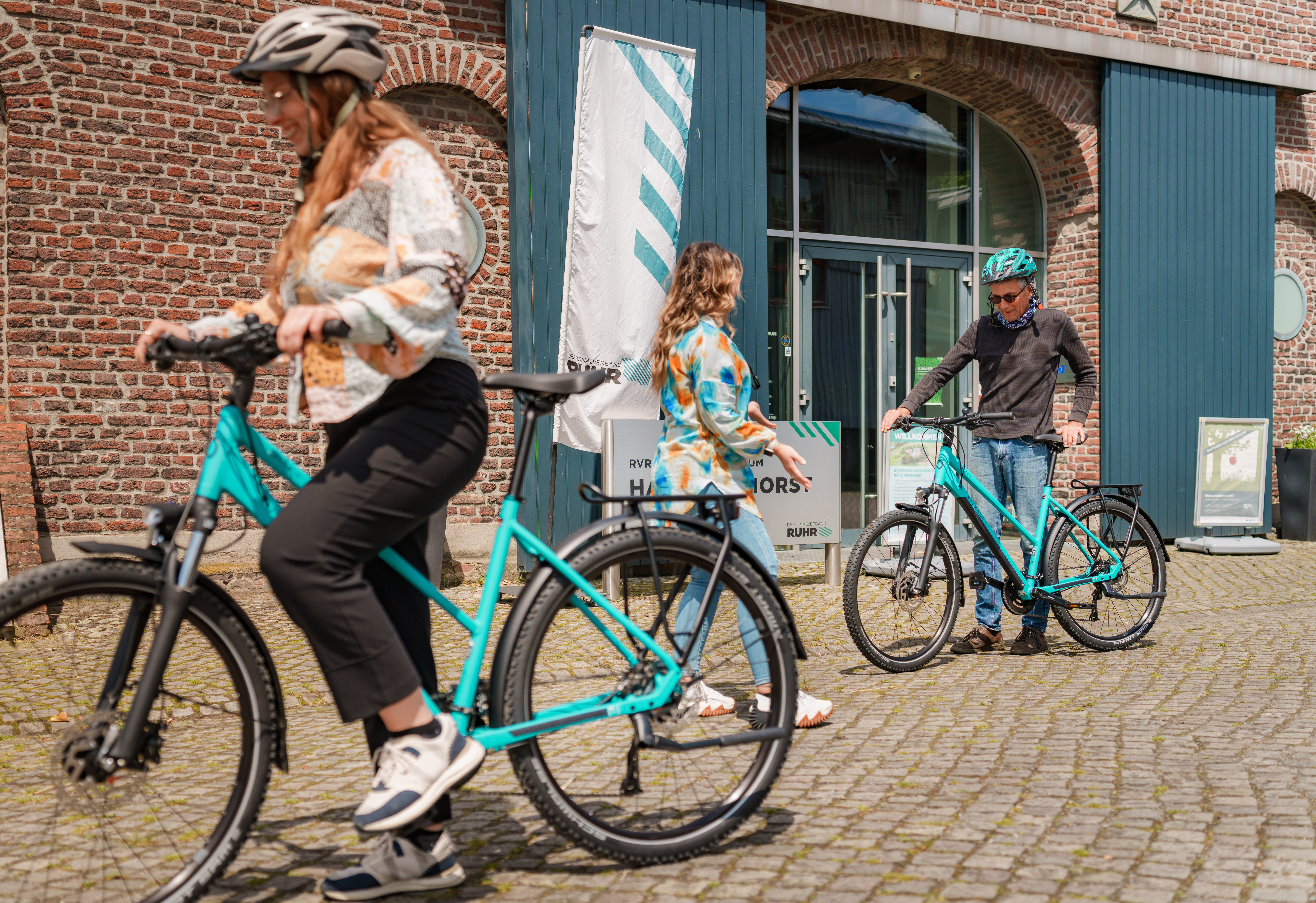 Zwei Fahrradfahrer leihen sich Räder aus.