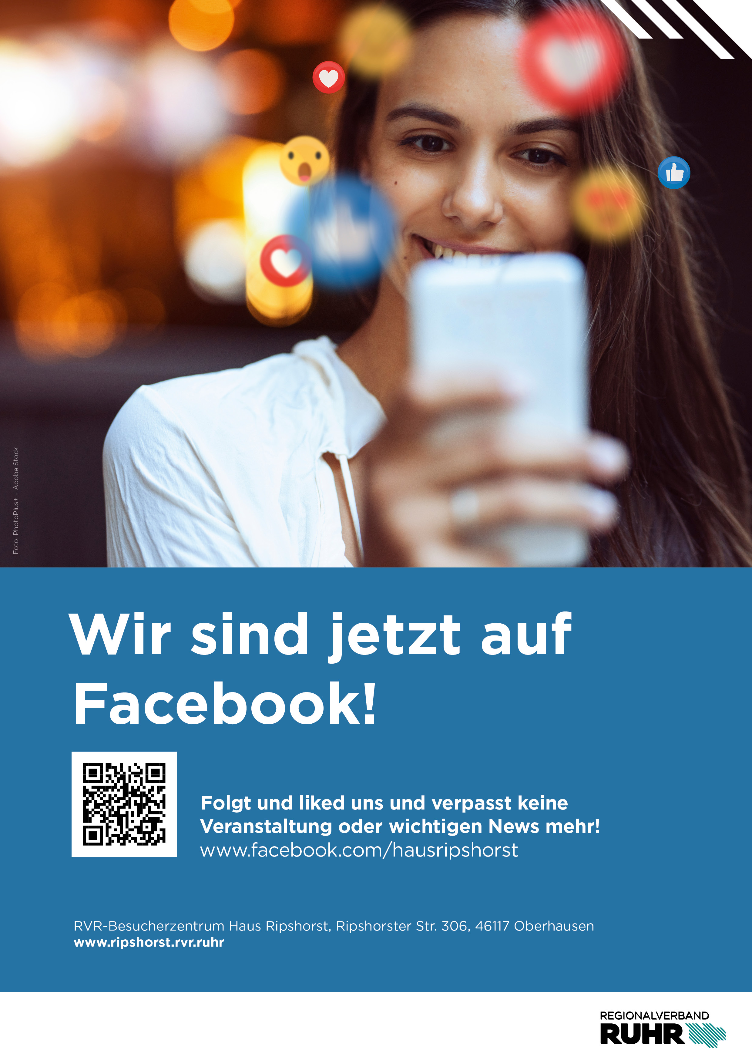Plakat mit einer Frau, die auf ihre Handy schaut, Emojis und der Aufschrift "Wir sind jetzt auf Facebook"