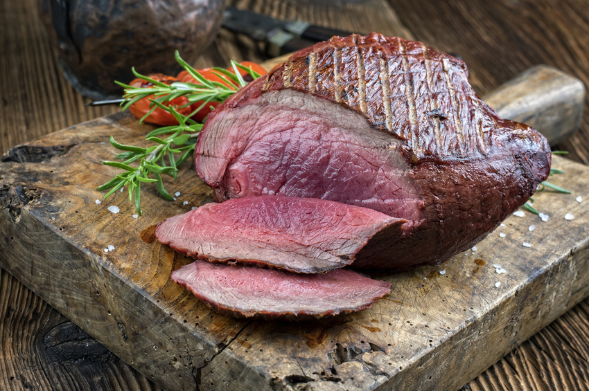 Hirschkeule Wildfleisch: Angeschnittene gebratene Hirschkeule