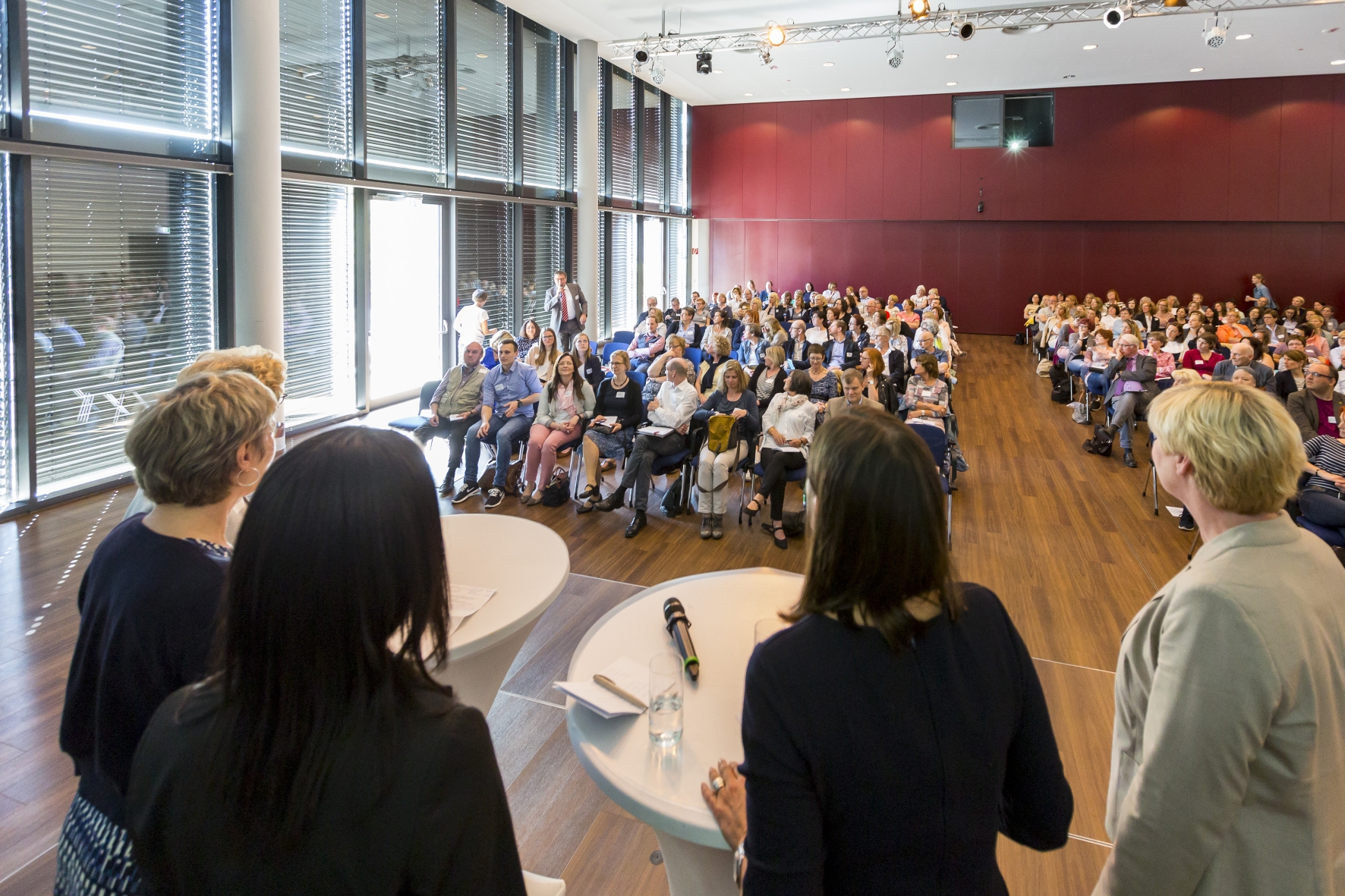 Blick vom Podium ins Publikum.