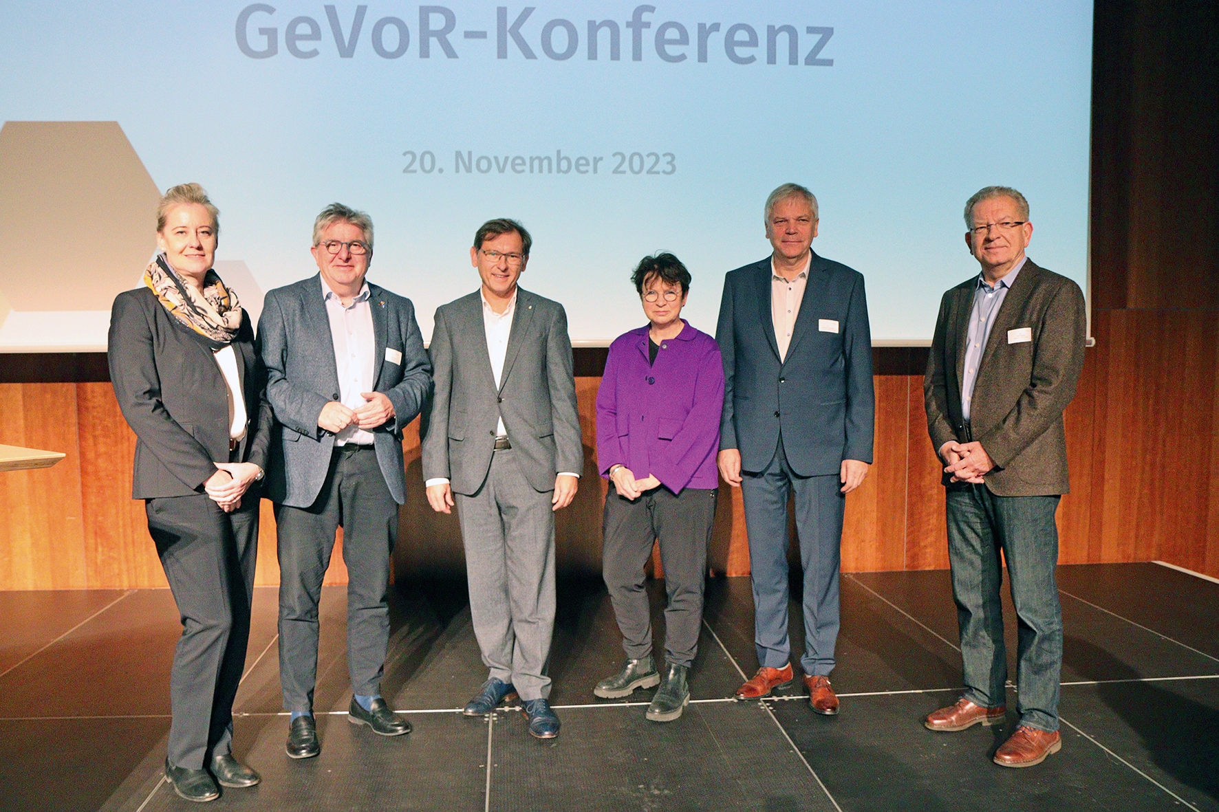 Andrea Henze (Stadt Gelsenkirchen), Peter Renzel (Stadt Essen), Dr. Frank Dudda (Stadt Herne und RVR), Britta Anger (Stadt Bochum), Dr. Johannes Albert Gehle (Ärztekammer Westfalen-Lippe) und Dr. Uwe Kremer (MedEcon Ruhr) bei der GeVoR-Konferenz am 20. November in Gelsenkirchen