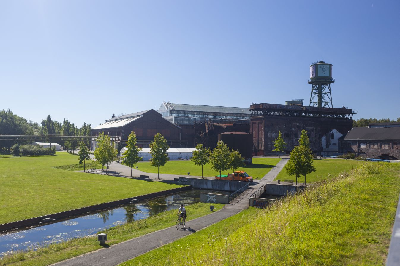 Die Jahrhunderthalle in Bochum vom Westpark aus gesehen.